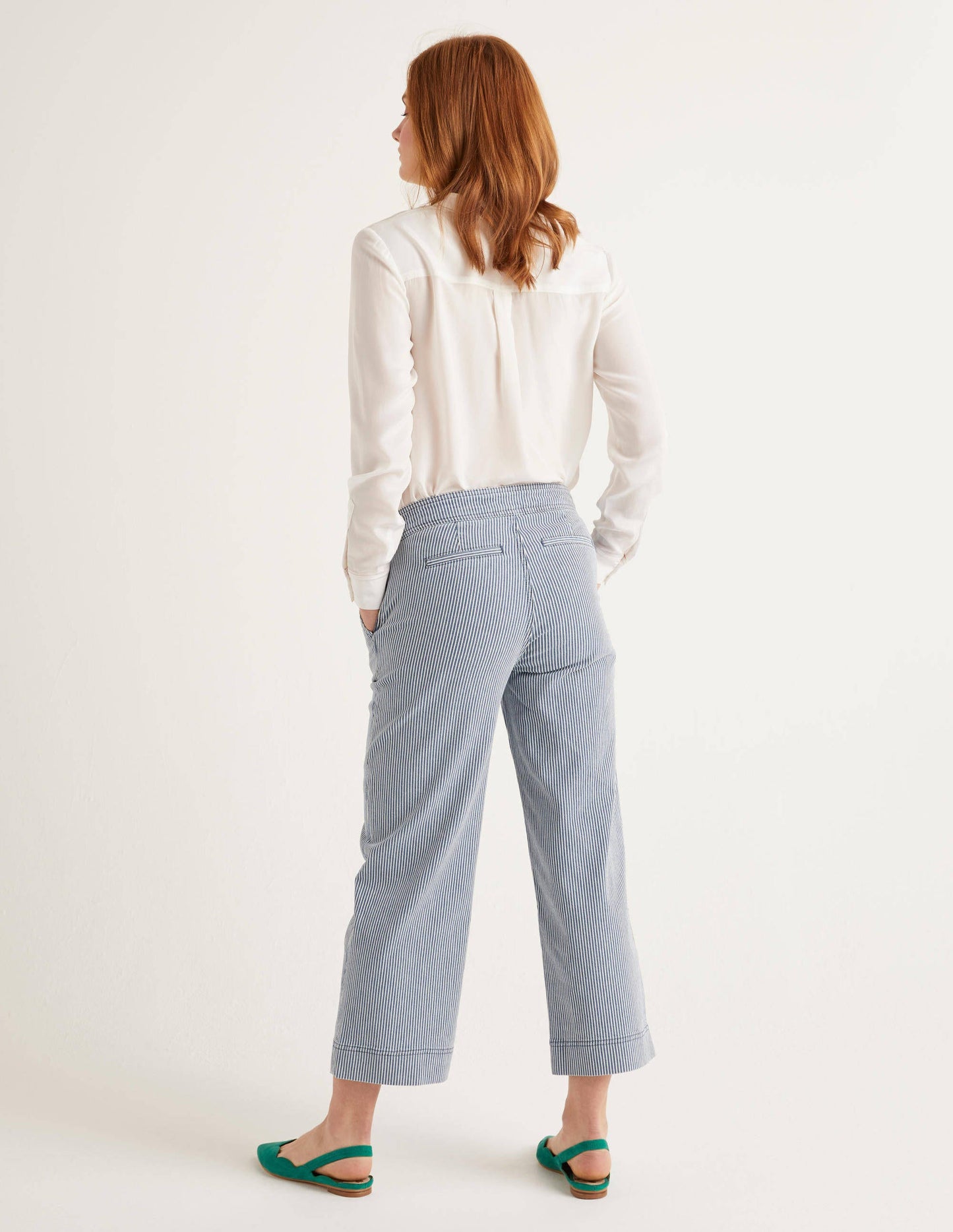 Verkürzte Jeans mit weitem Bein-Feine Streifen