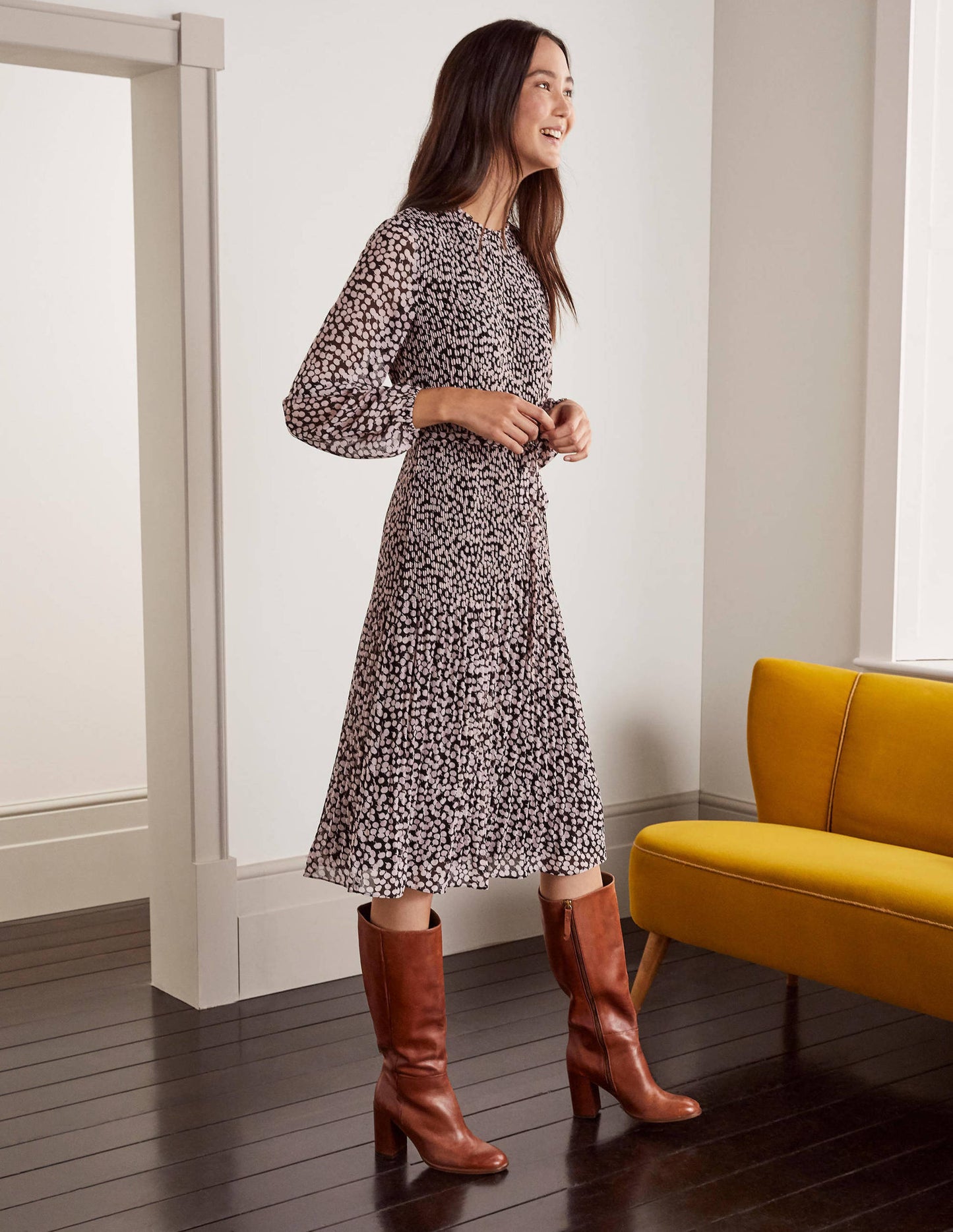Nell Plissiertes Kleid-Schwarz/Milchshake, Blüten