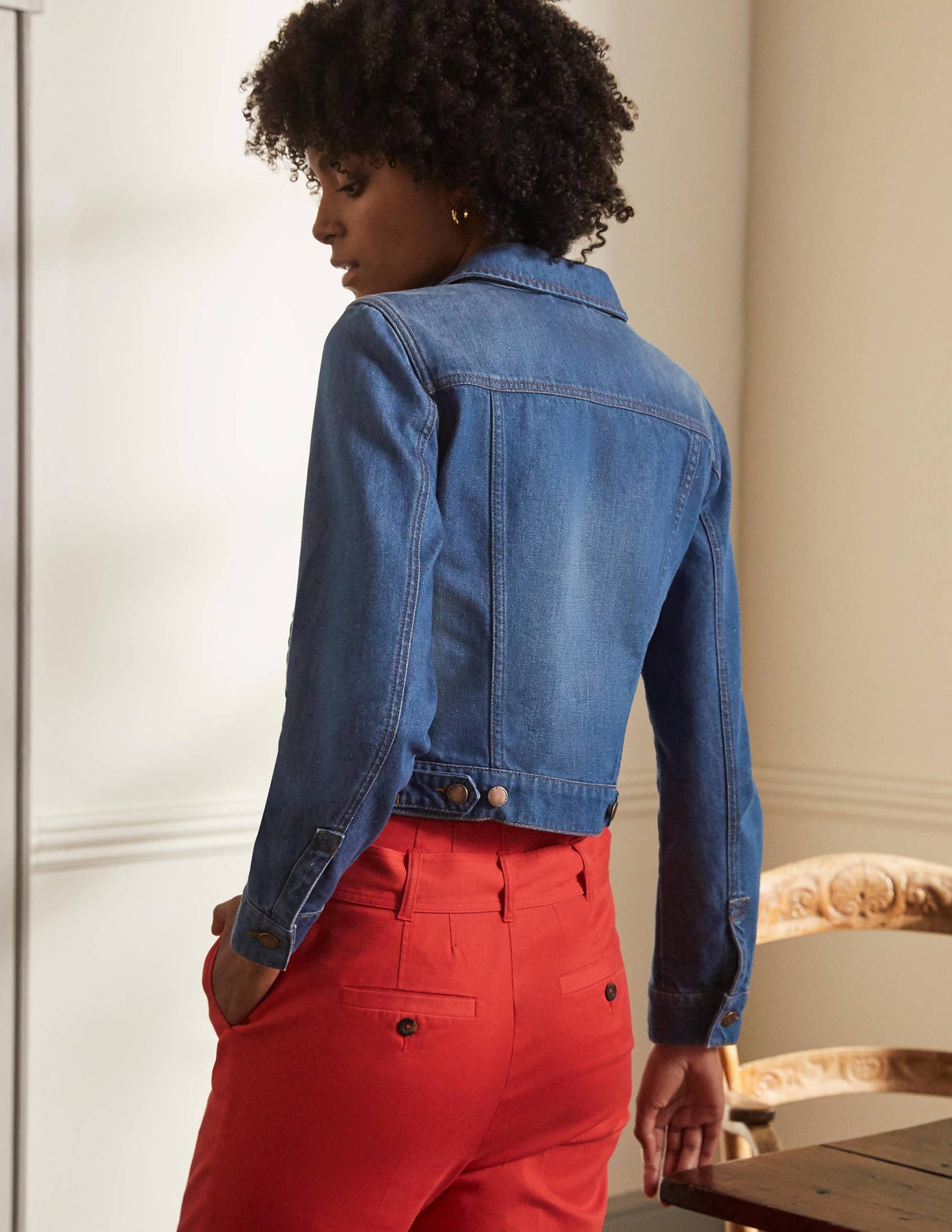 Authentische Denim-Jacke-Mittleres Vintageblau