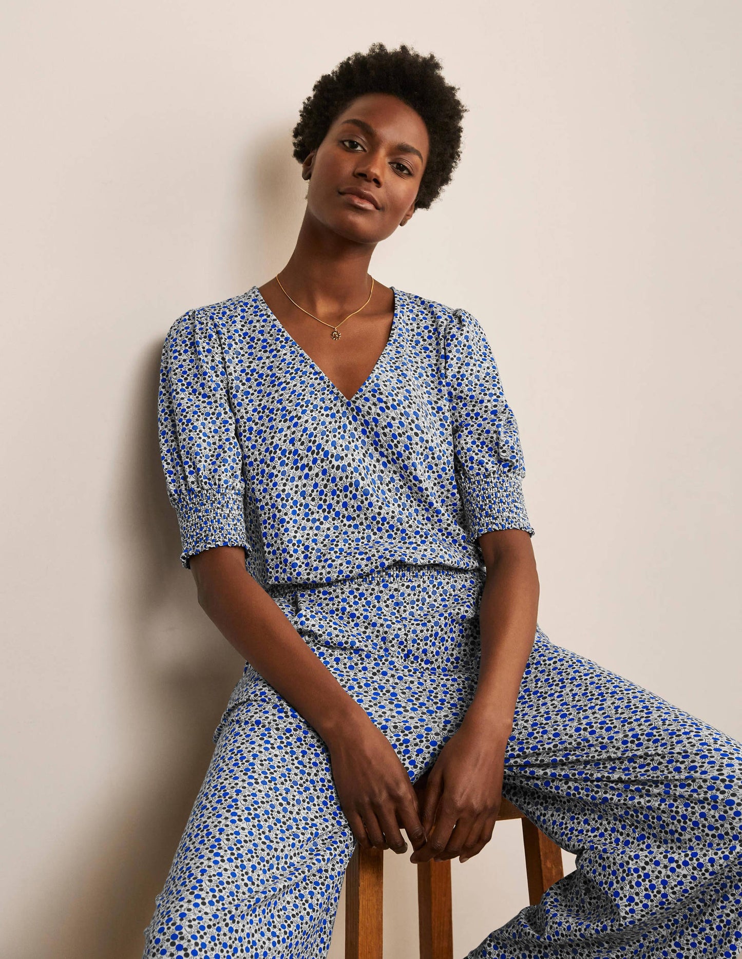 Jumpsuit mit Blousonärmeln-Naturweiß, Getupftes Wiesenmuster