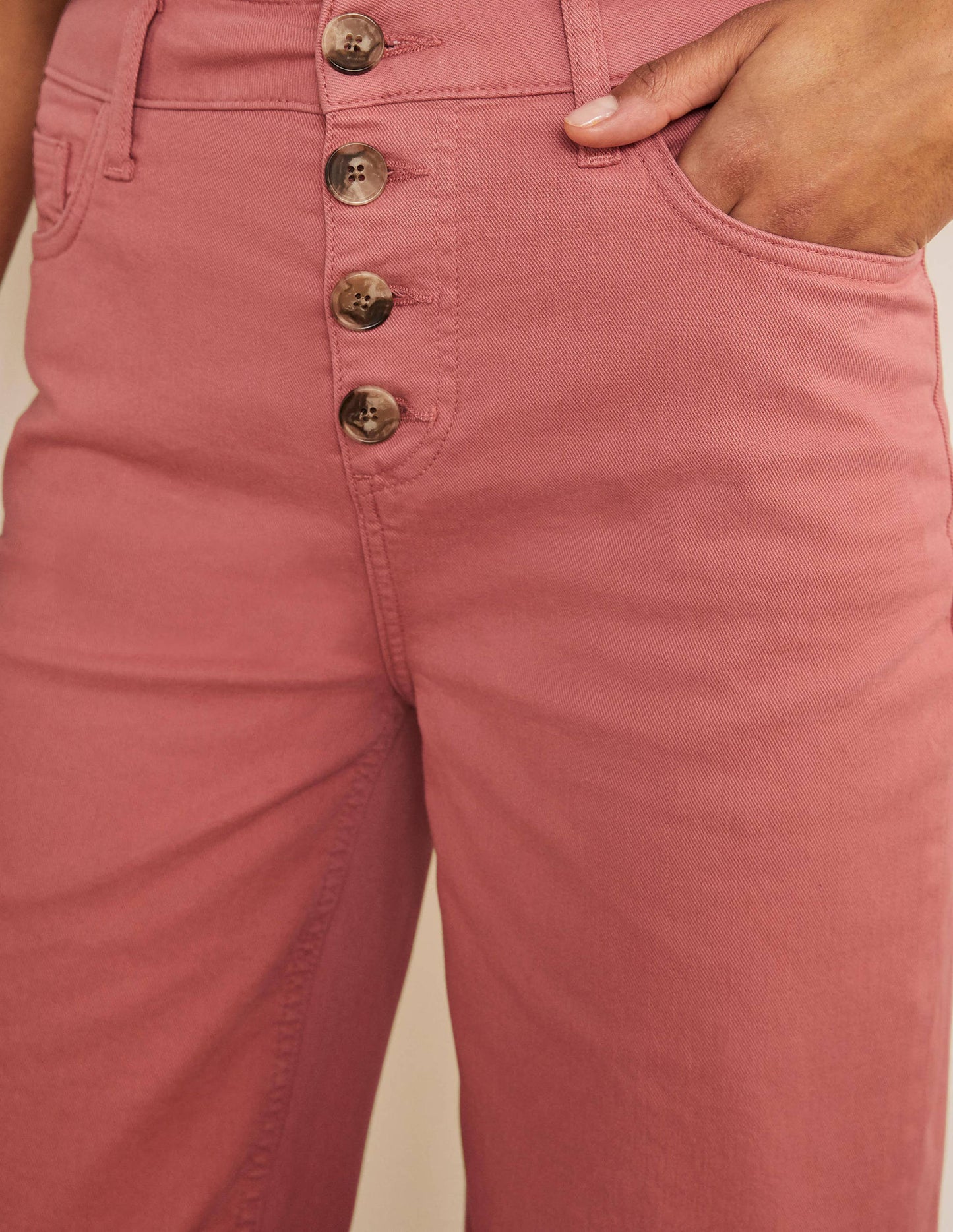Jeans mit weitem Bein und Hornoptik-Knöpfen-Staubrot