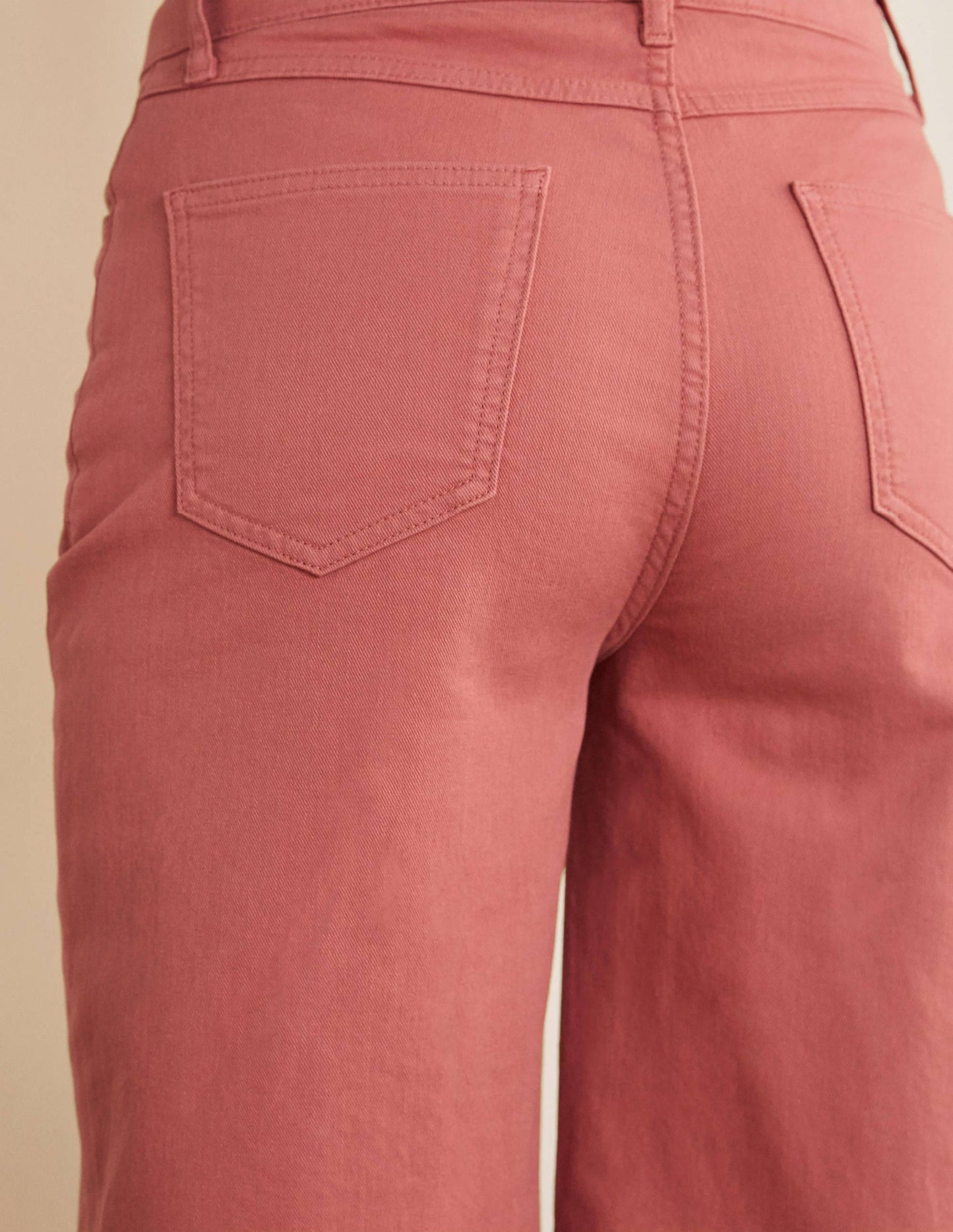 Jeans mit weitem Bein und Hornoptik-Knöpfen-Staubrot