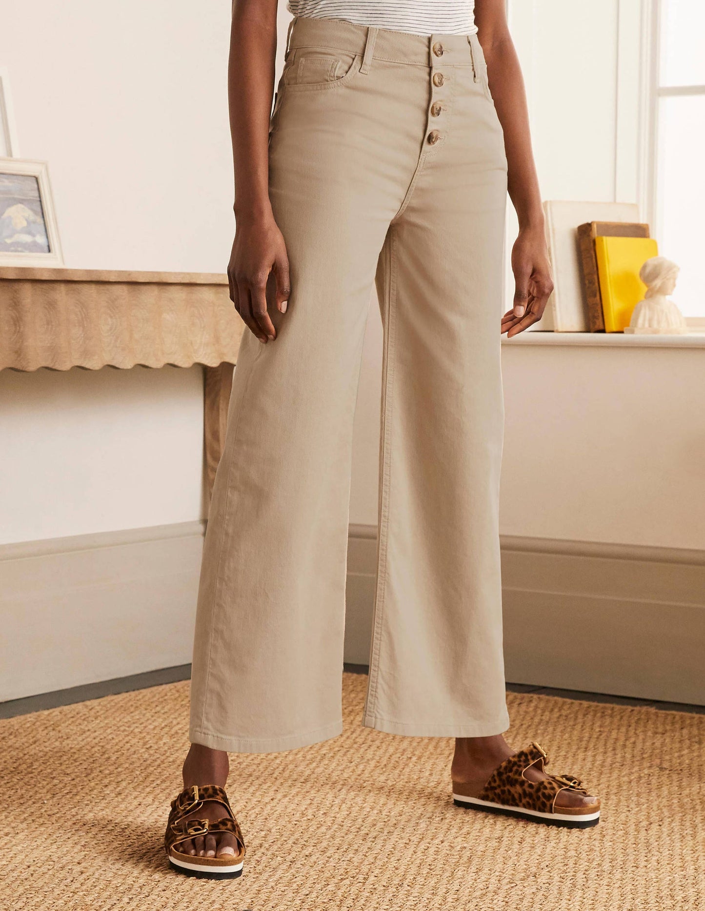 Jeans mit weitem Bein und Hornoptik-Knöpfen-Leinen