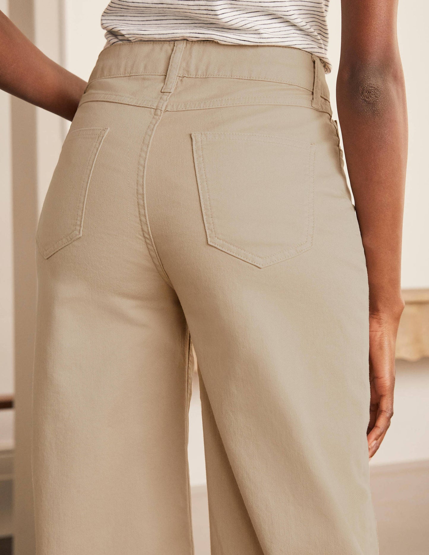 Jeans mit weitem Bein und Hornoptik-Knöpfen-Leinen