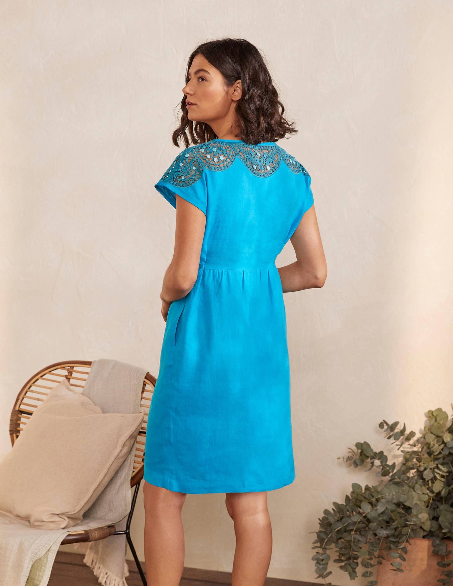 Fleur Leinenkleid mit Stickerei-Lagunenblau