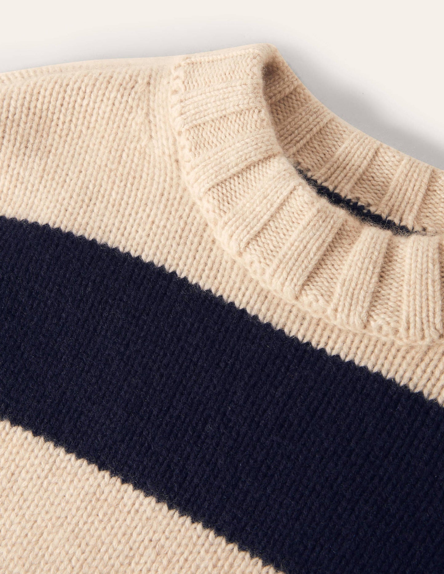 Grobstrickpullover aus Kaschmir-Saphirblau, Gestreift