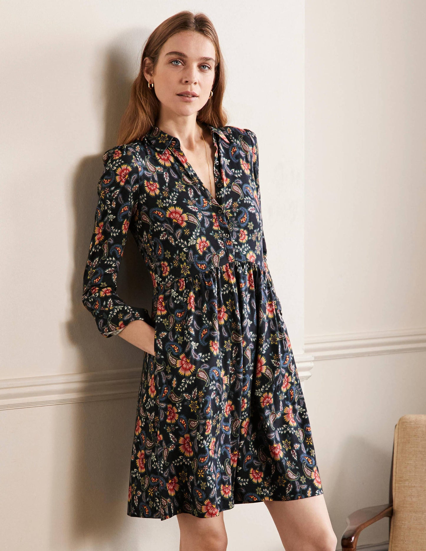 Alma Hemdblusenkleid aus Jersey-Schwarz, Exotisches Blumenmuster