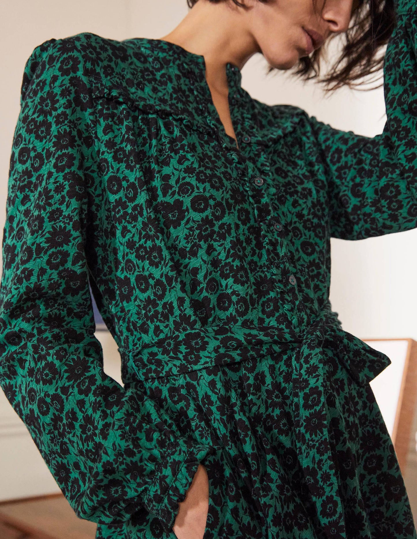 Minikleid mit Knopfleiste und Rüschen-Waldgrün, Elegante Blüten