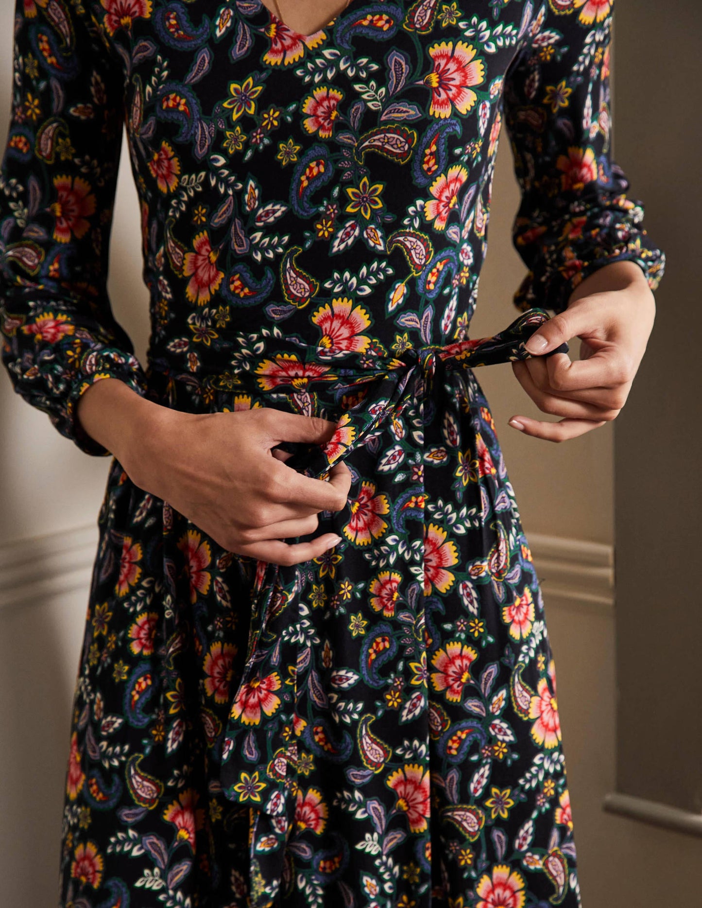 Jodie Jerseykleid-Schwarz, Exotisches Blumenmuster