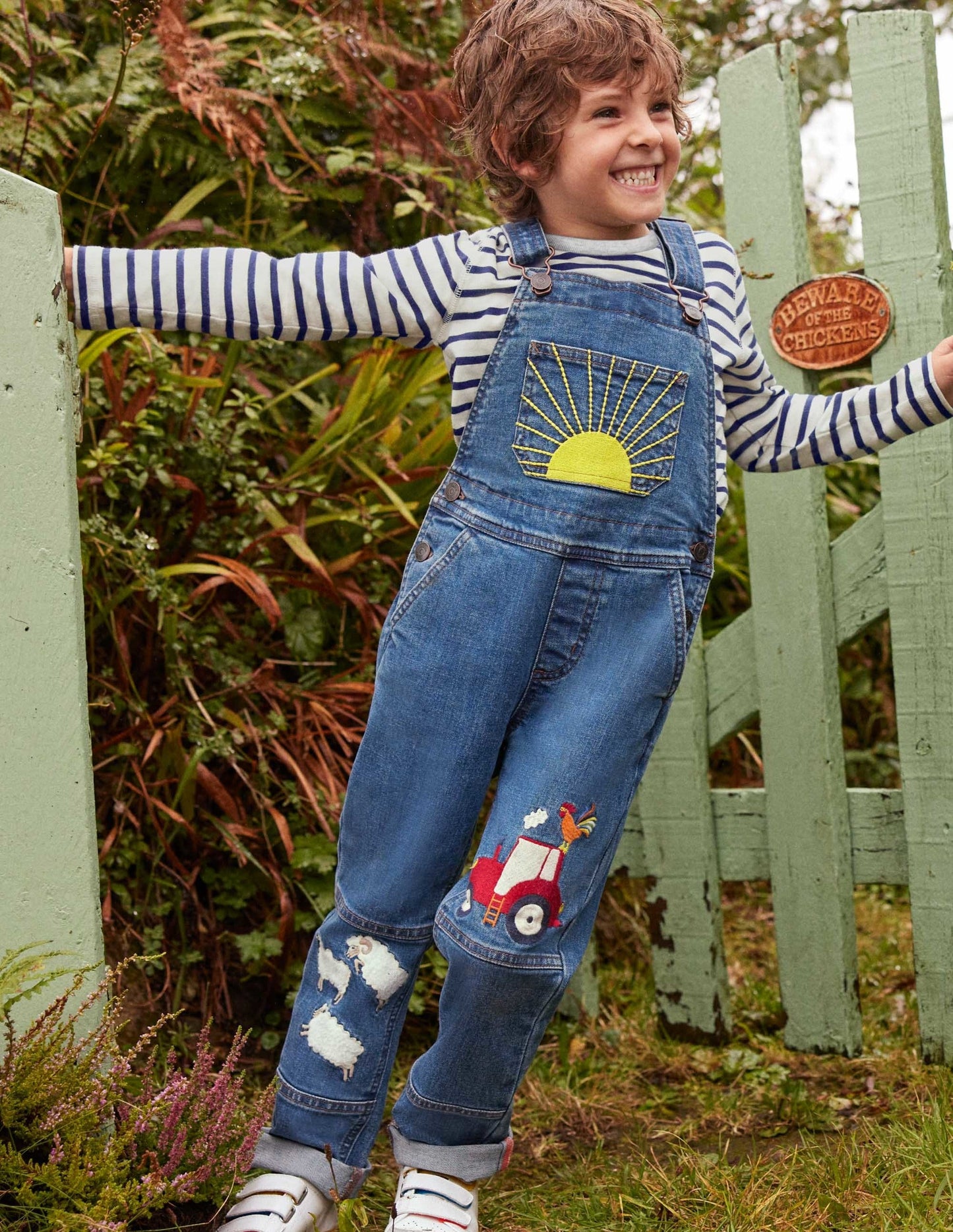 Fröhliche Latzhose-Dunkles Vintageblau, Wettermotiv