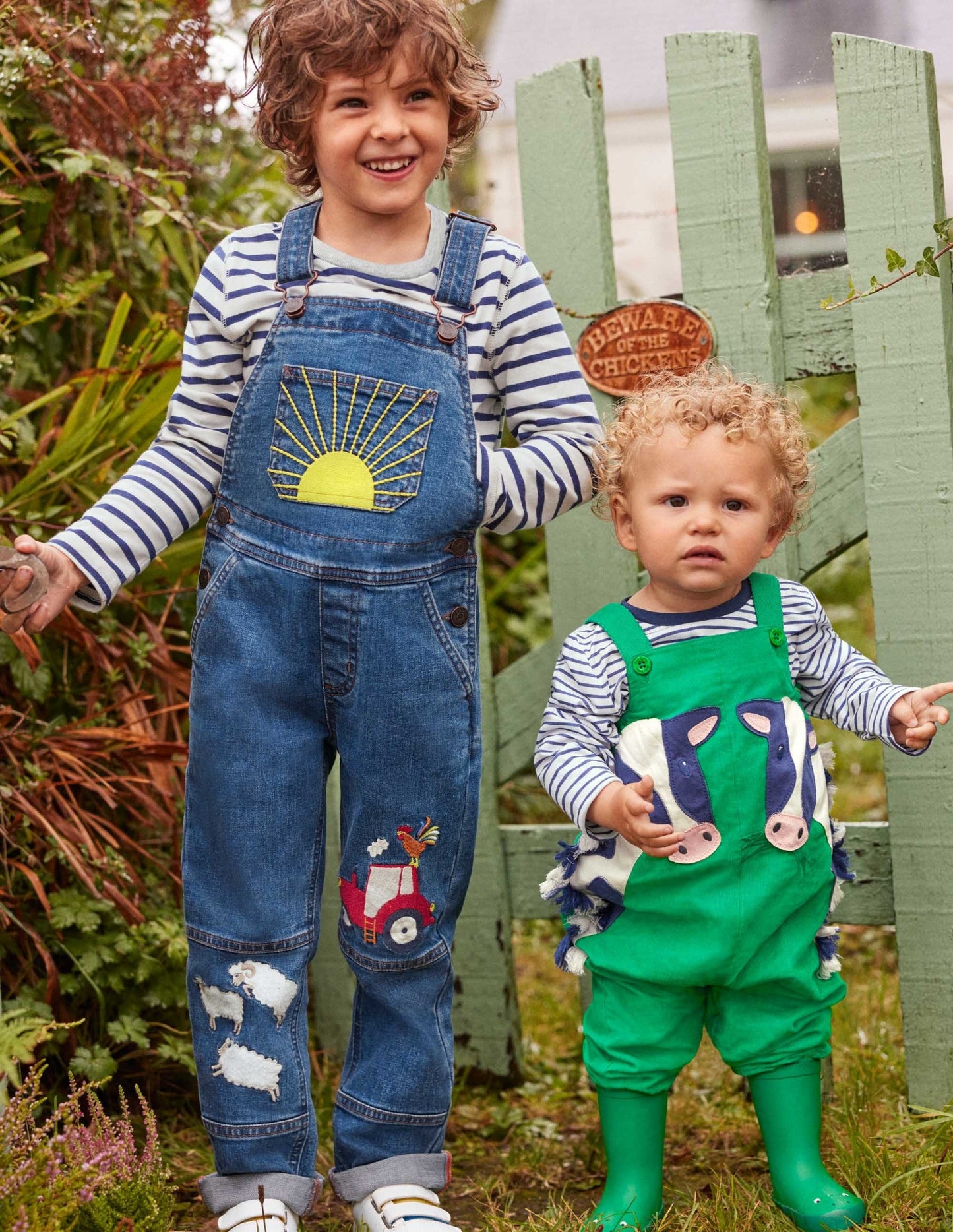 Fröhliche Latzhose-Dunkles Vintageblau, Wettermotiv