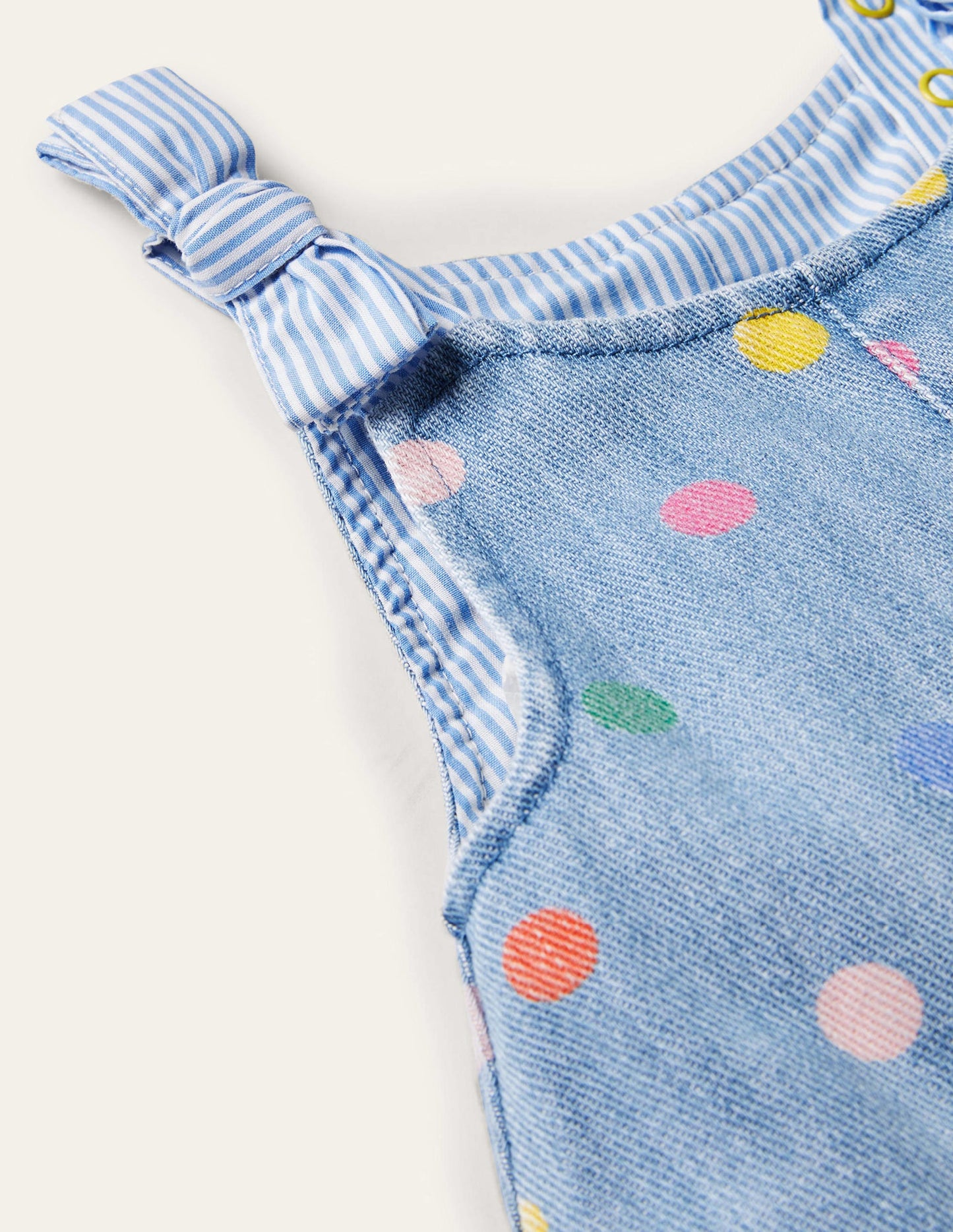 Latzhose mit bunten Tupfen-Faux-Uni, Bunte Tupfen