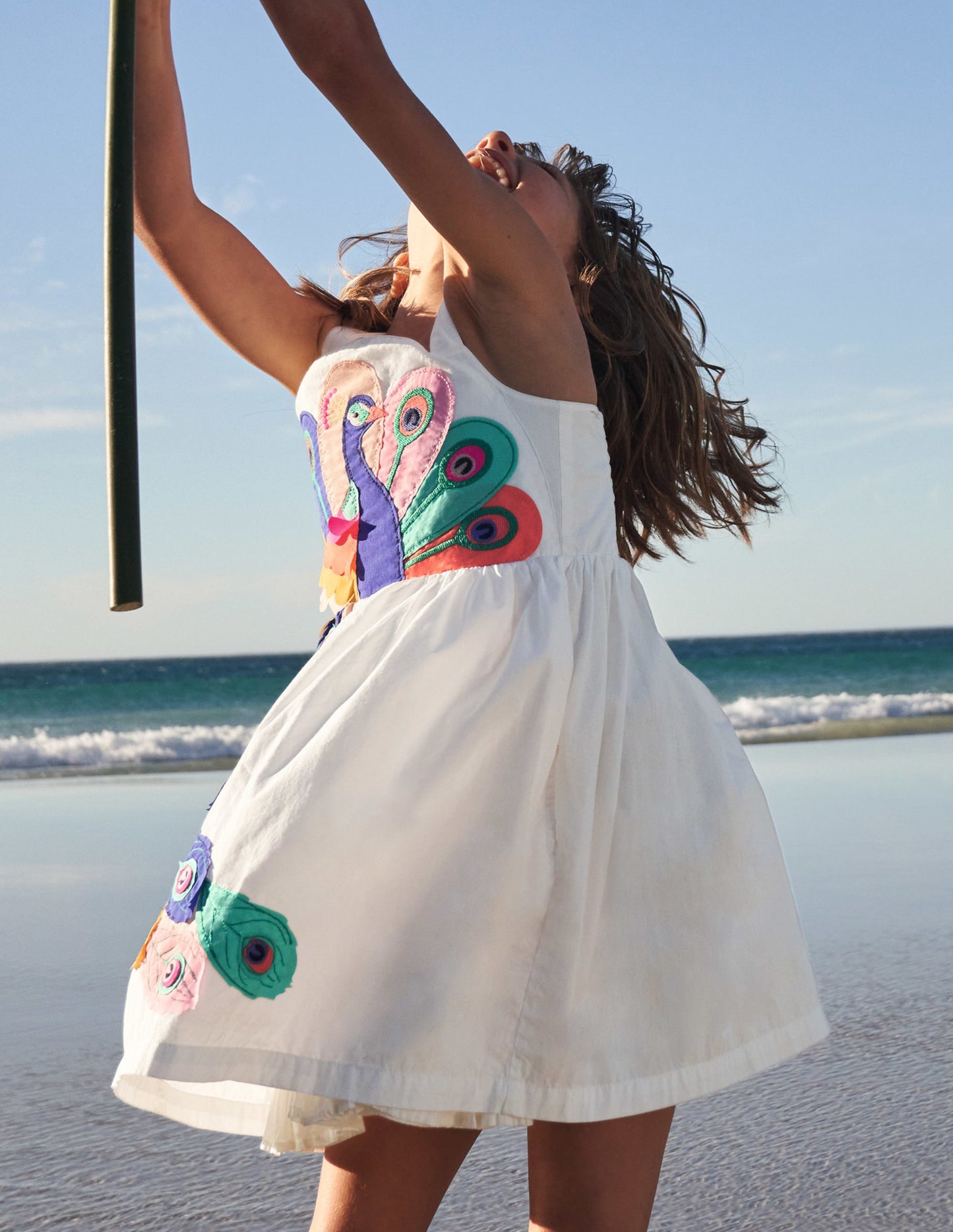 Kleid mit Pfau-Applikation-Naturweiß