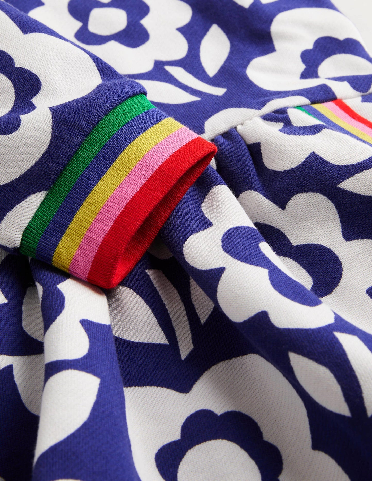 Gemütliches Sweatshirt-Kleid mit Muster-Stahlblau/Weiß, Blumenmuster/Regenbogen
