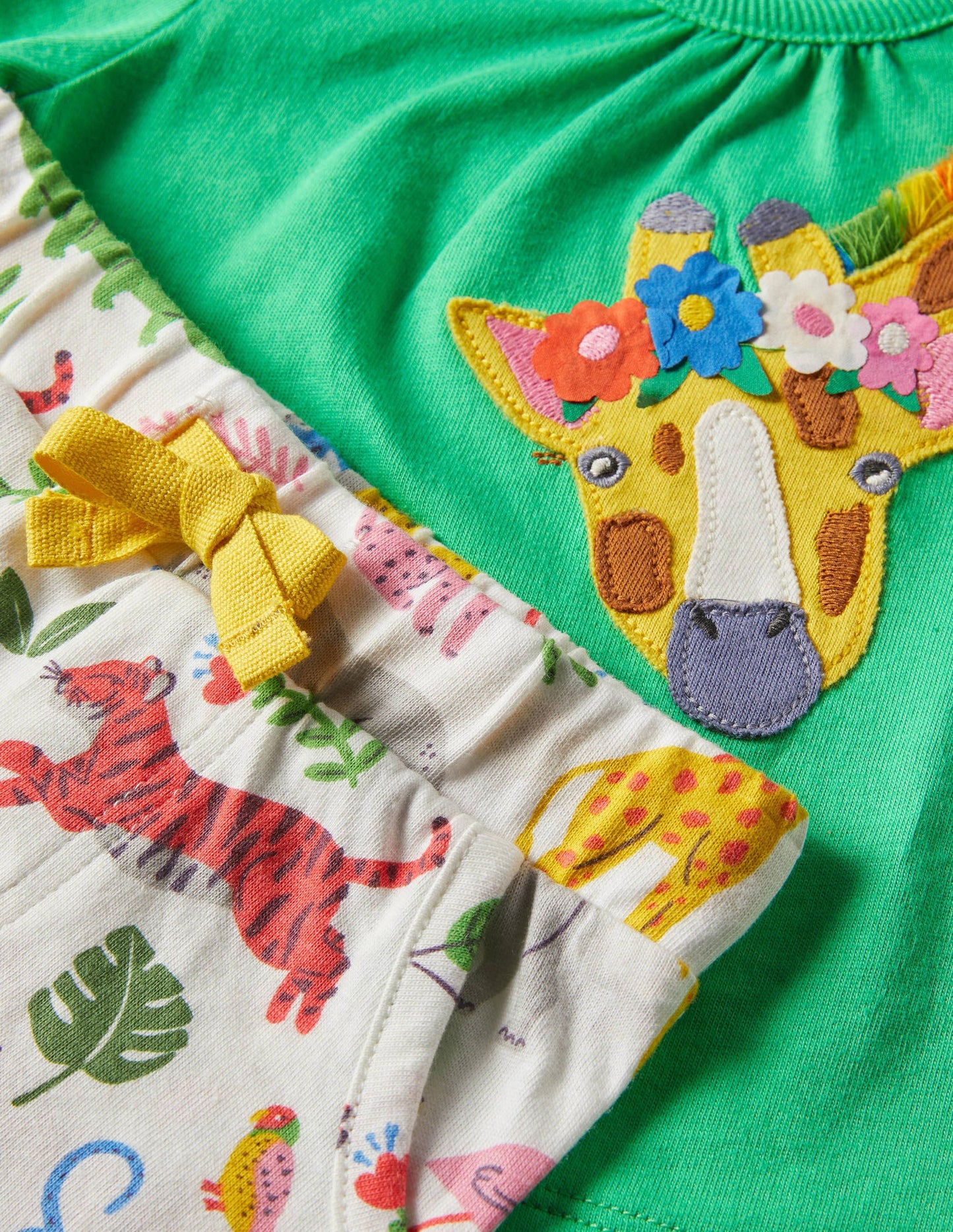 Appliziertes Spielset mit Shorts-Grün, Giraffe