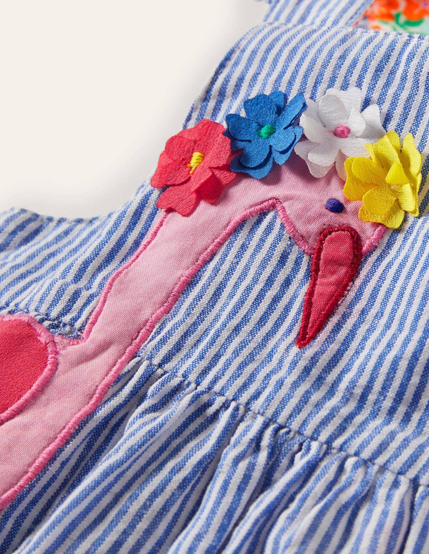 Webkleid mit Applikation-Naturweiß/Glockenblumenblau, Flamingo