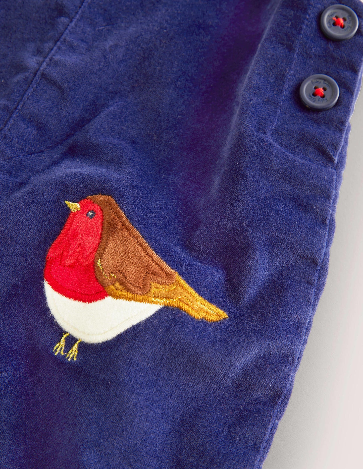 Latzhose aus Samt-Segelblau, Rotkehlchen