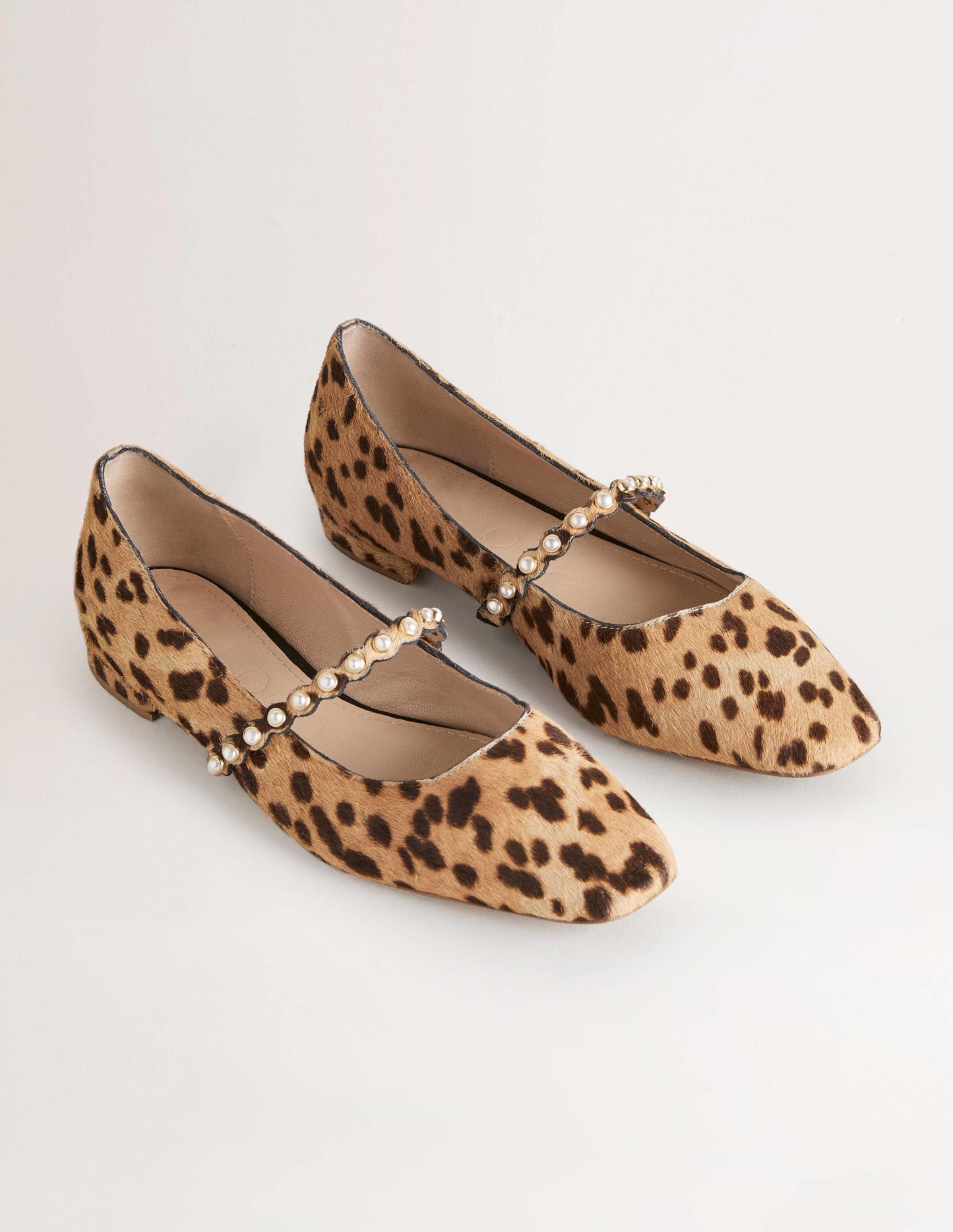 Ballerinas mit Perlenriemen-Gepard