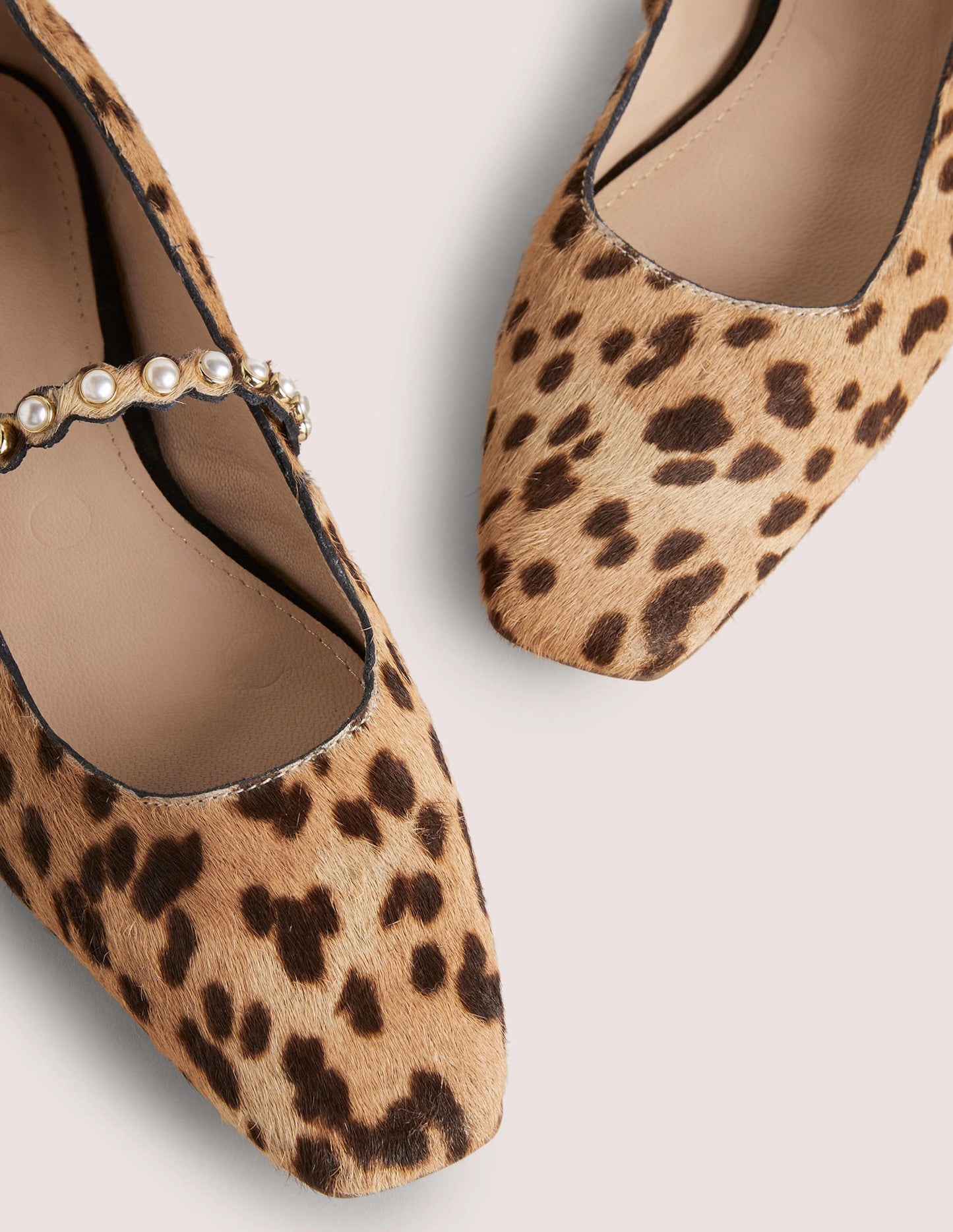 Ballerinas mit Perlenriemen-Gepard