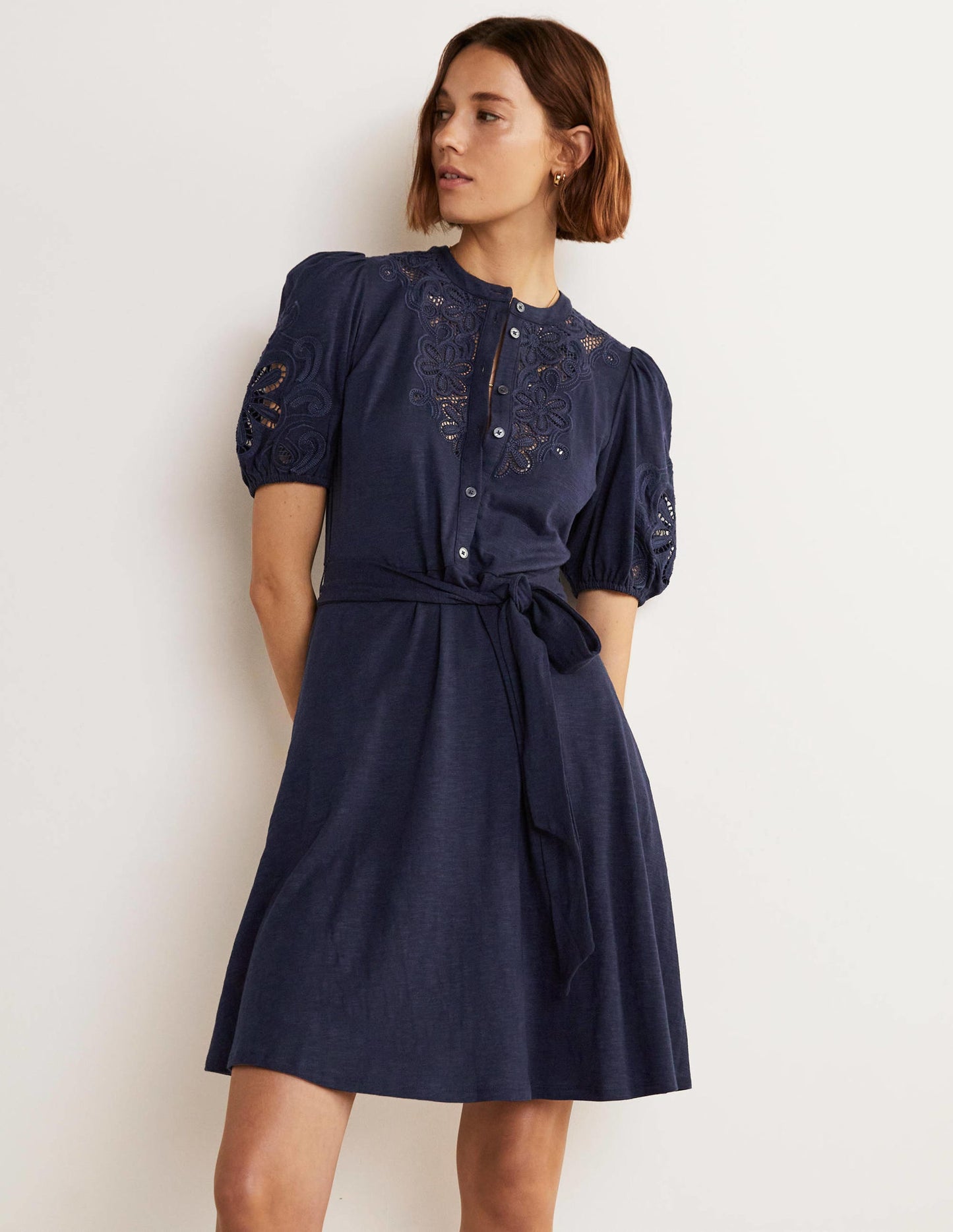 Besticktes Hemdblusenkleid aus Jersey-Marineblau