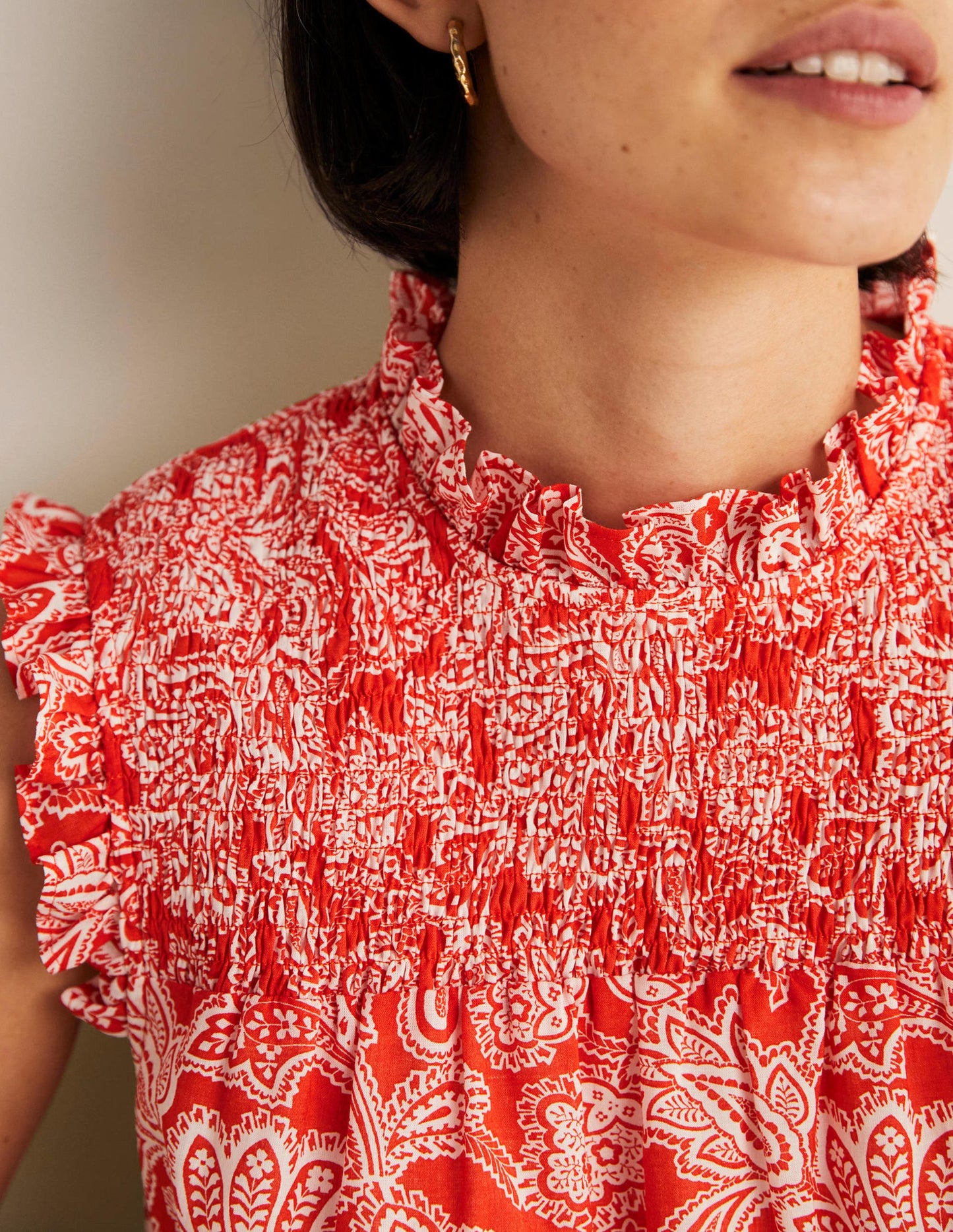 Ärmelloses Smok-Minikleid-Feuerwerkskörperrot, Paisley-Knospen