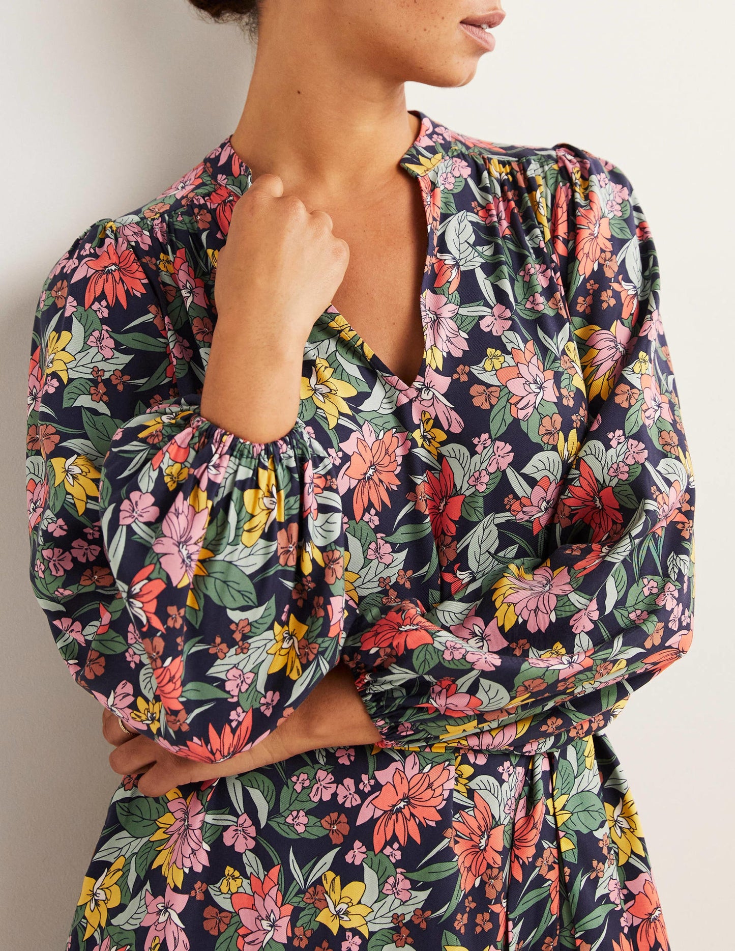Blouson-Midikleid mit gekerbtem Ausschnitt-Bunt, Weinrebenmuster
