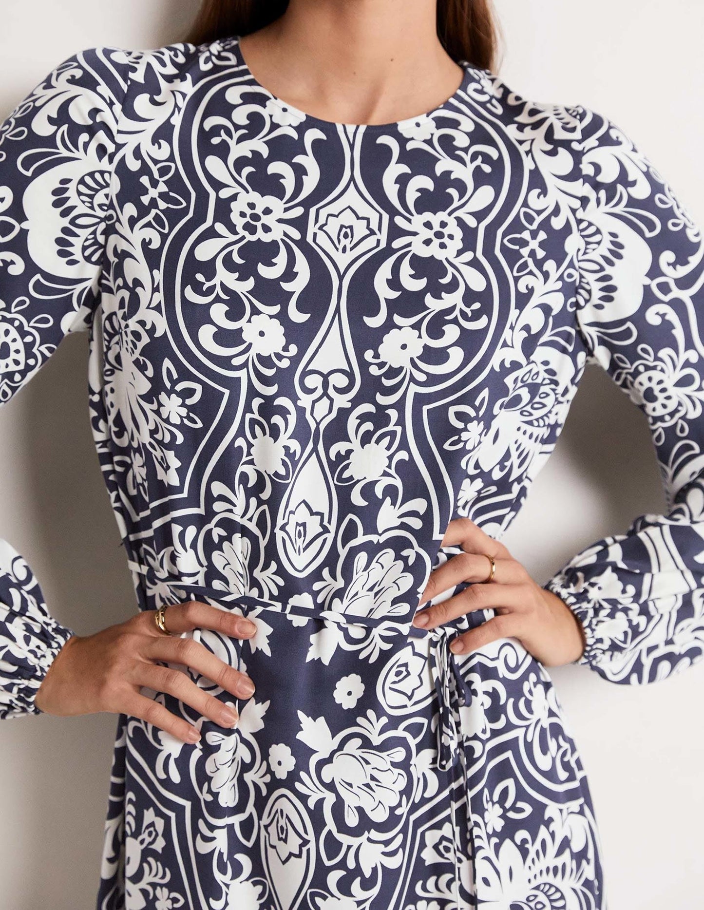 Langärmliges Säulen-Midikleid-Navy, Blütenornamente