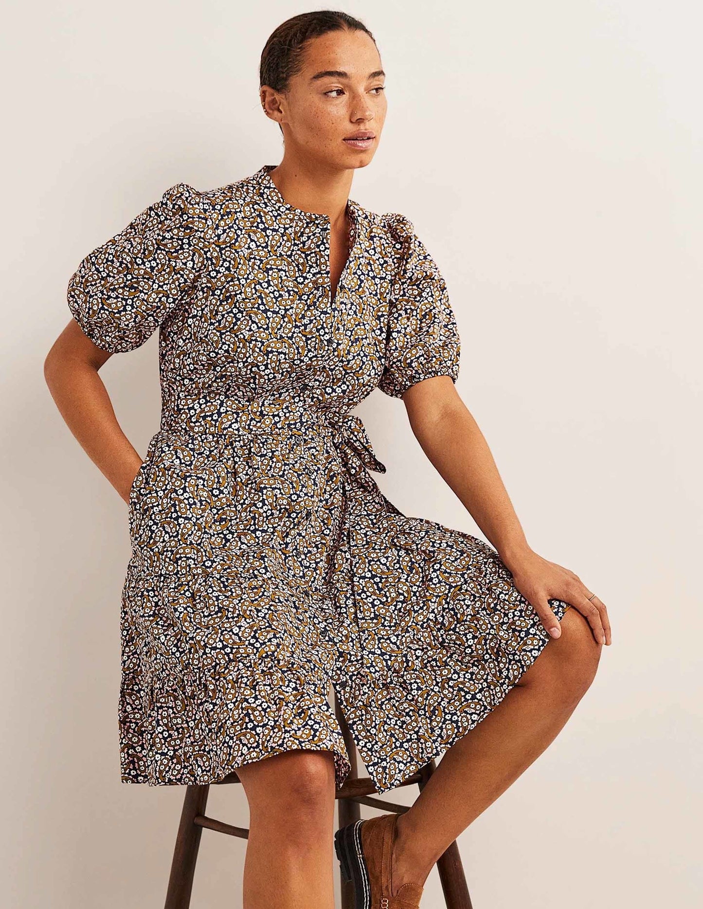 Hemdblusenkleid mit Stufen-Citronella, Blütenblätter-Paisleymuster