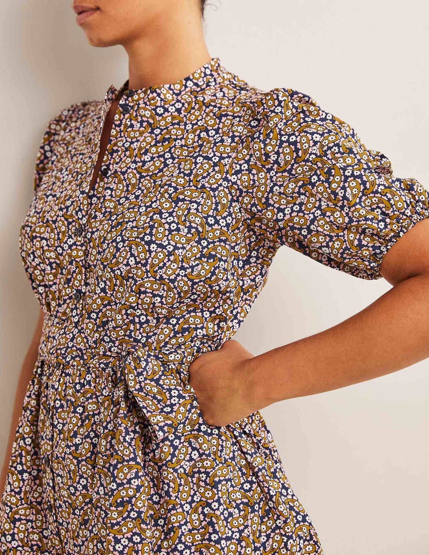 Hemdblusenkleid mit Stufen-Citronella, Blütenblätter-Paisleymuster
