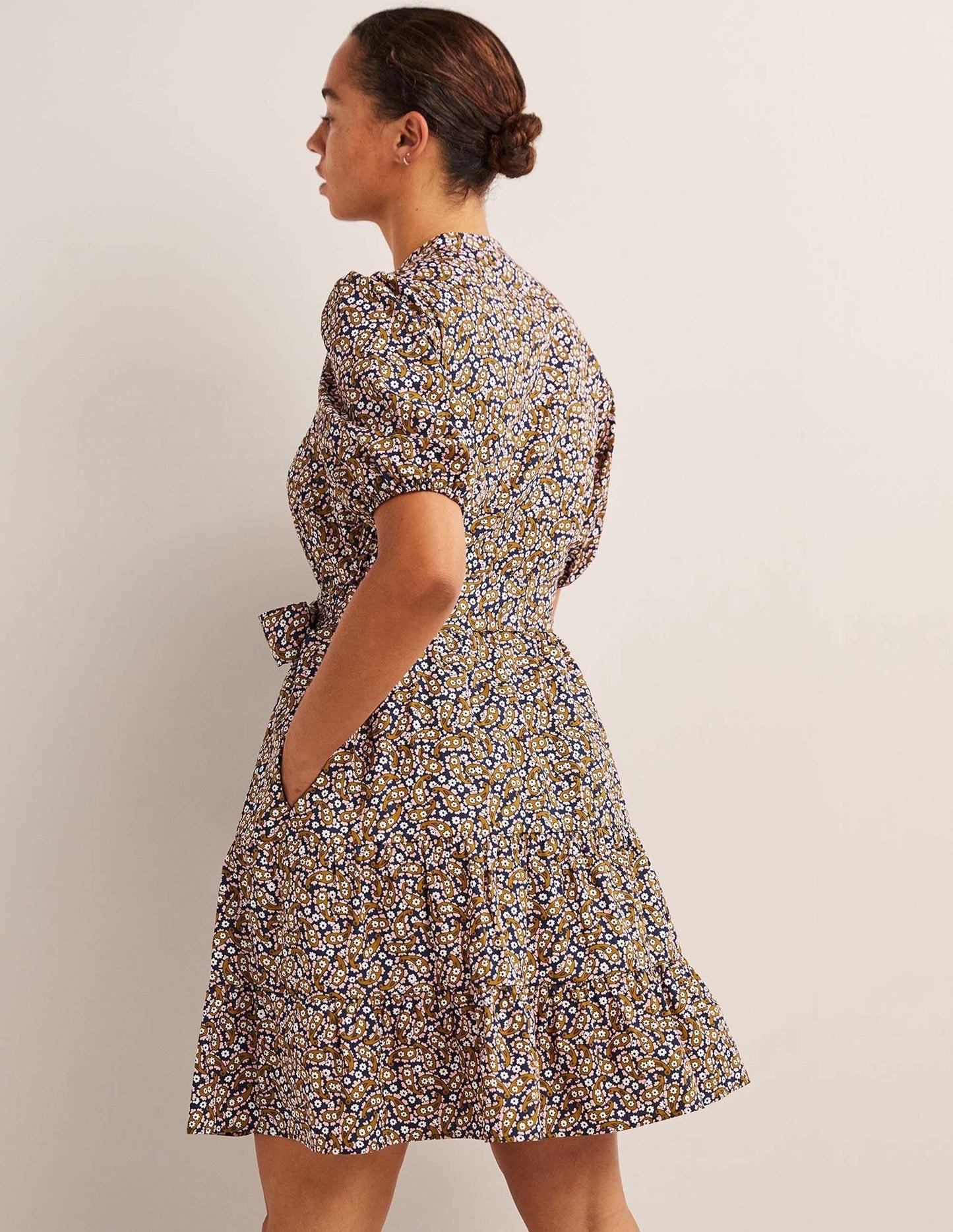 Hemdblusenkleid mit Stufen-Citronella, Blütenblätter-Paisleymuster