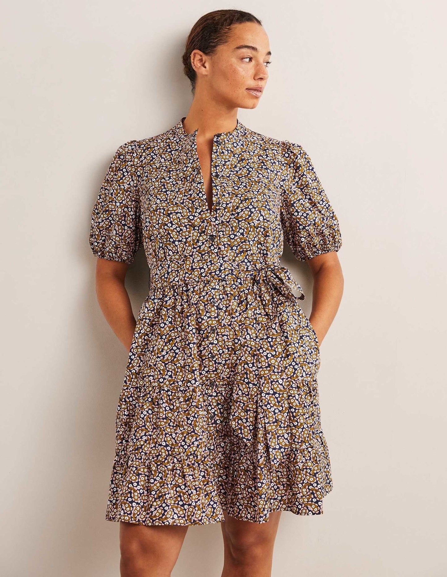 Hemdblusenkleid mit Stufen-Citronella, Blütenblätter-Paisleymuster
