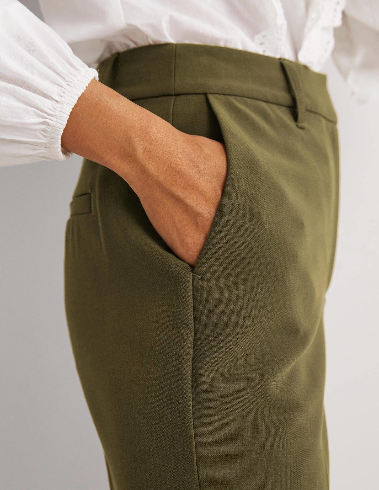 Taillierte Hose mit umgeschlagenen Bündchen-Basilikumgrün