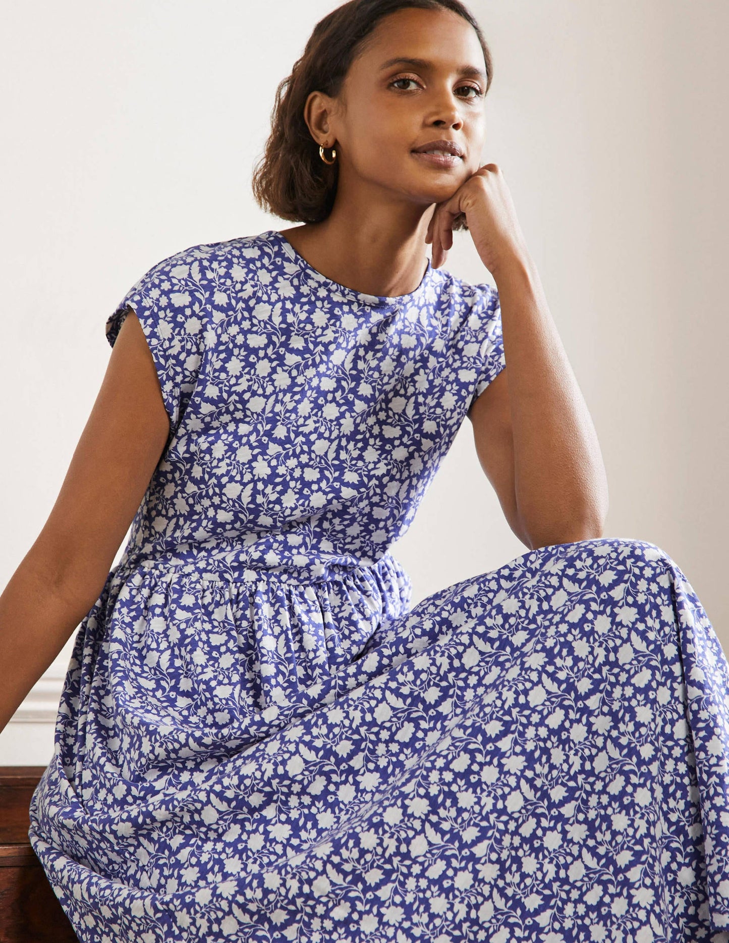 Schlichtes T-Shirt-Midikleid-Glockenblumenblau, Botanische Silhouette