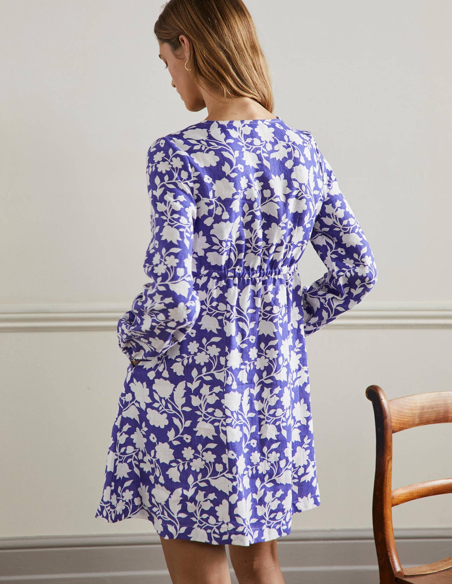 Ausgestelltes Minikleid mit V-Ausschnitt-Glockenblumenblau, Botanische Silhouette