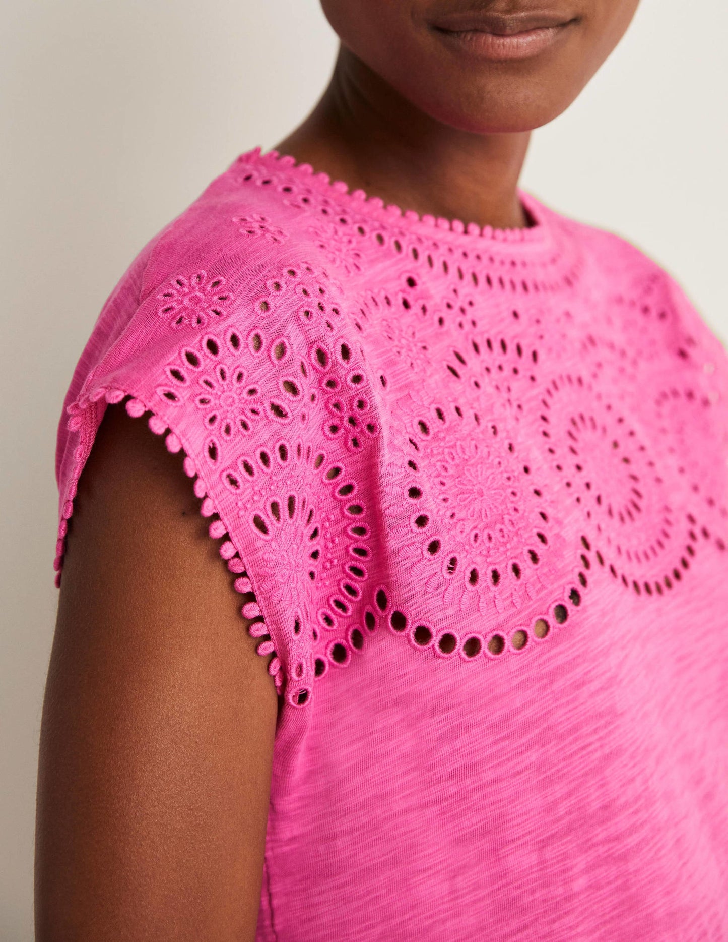 T-Shirt-Kleid aus Jersey mit Lochspitze-Knalliges Stiefmütterchen
