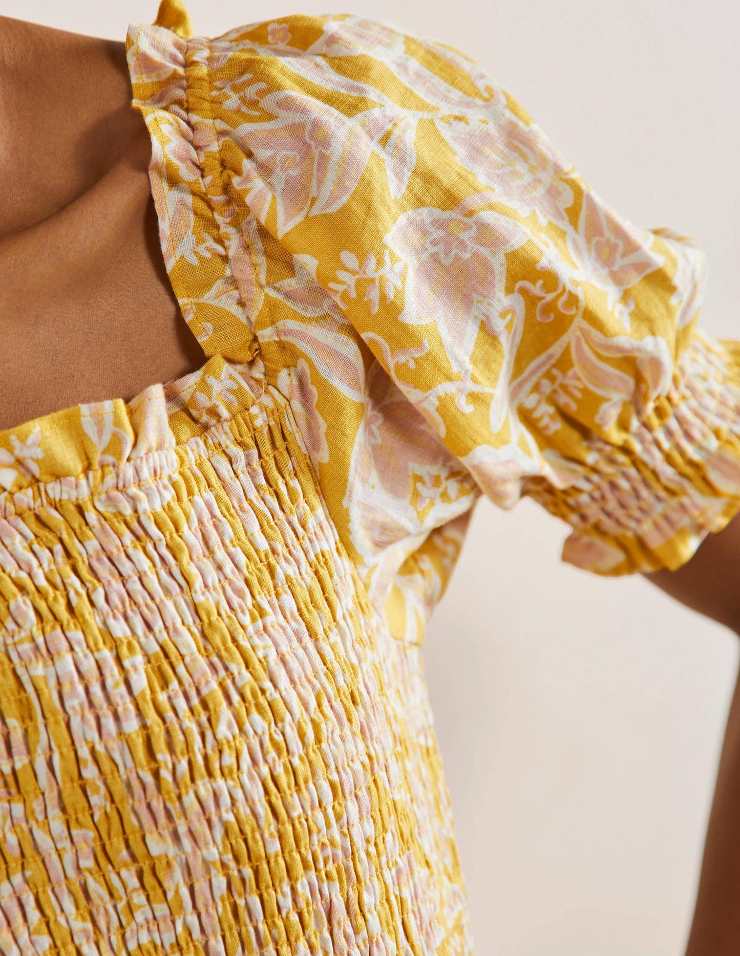 Midikleid mit gesmoktem Oberteil-Buttergelb, Wildblumen