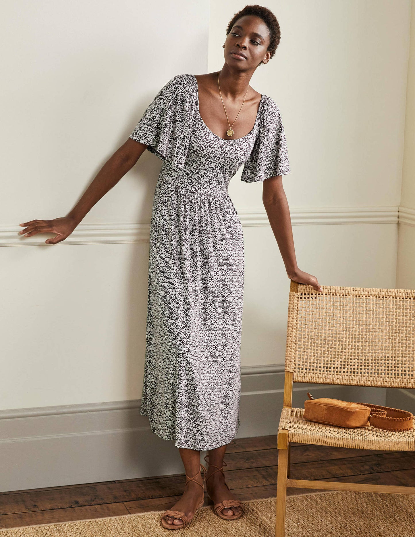 Jersey-Maxikleid mit Smokdetail-Beere, Blumenfliesen