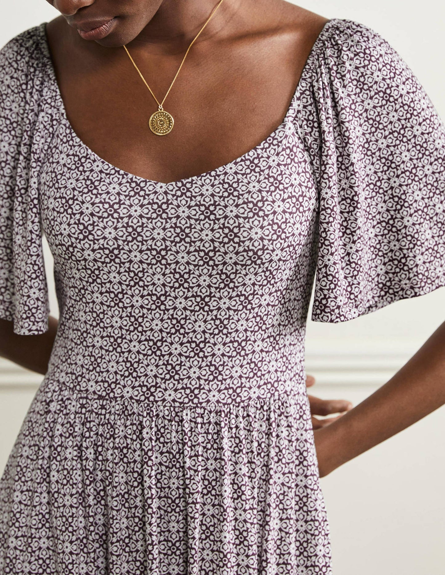 Jersey-Maxikleid mit Smokdetail-Beere, Blumenfliesen