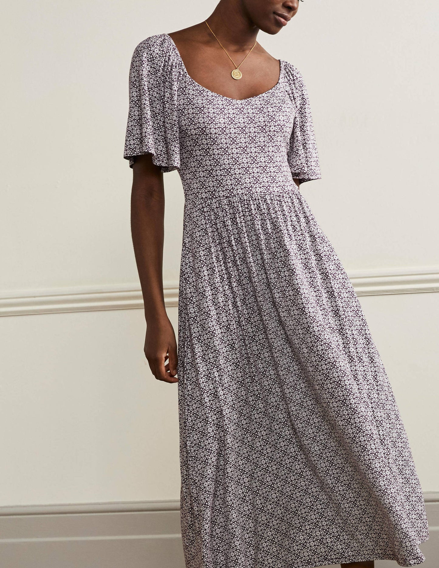 Jersey-Maxikleid mit Smokdetail-Beere, Blumenfliesen