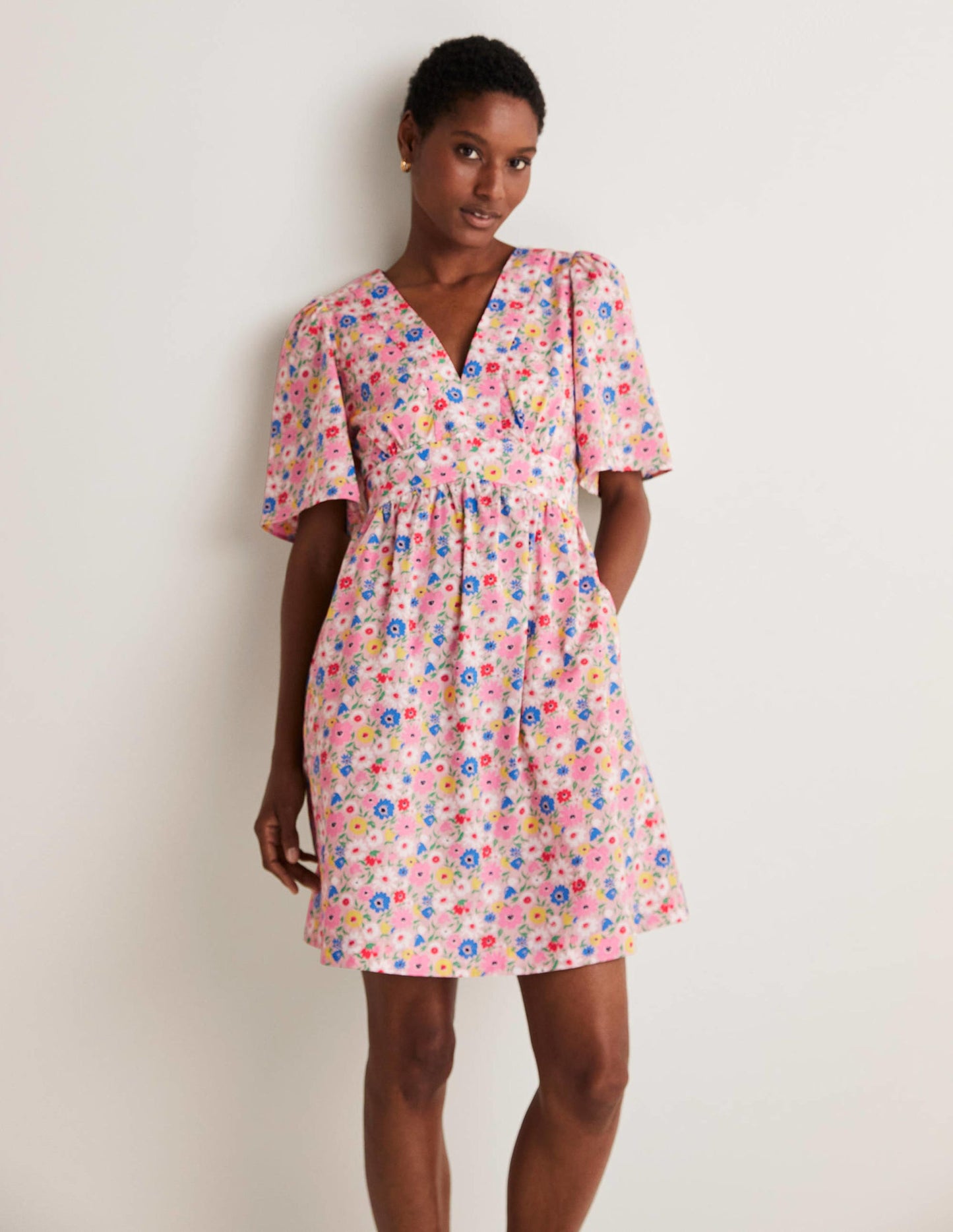 Kleid mit V-Ausschnitt und Kontrastdetail-Milchshake, Elegante Blüten