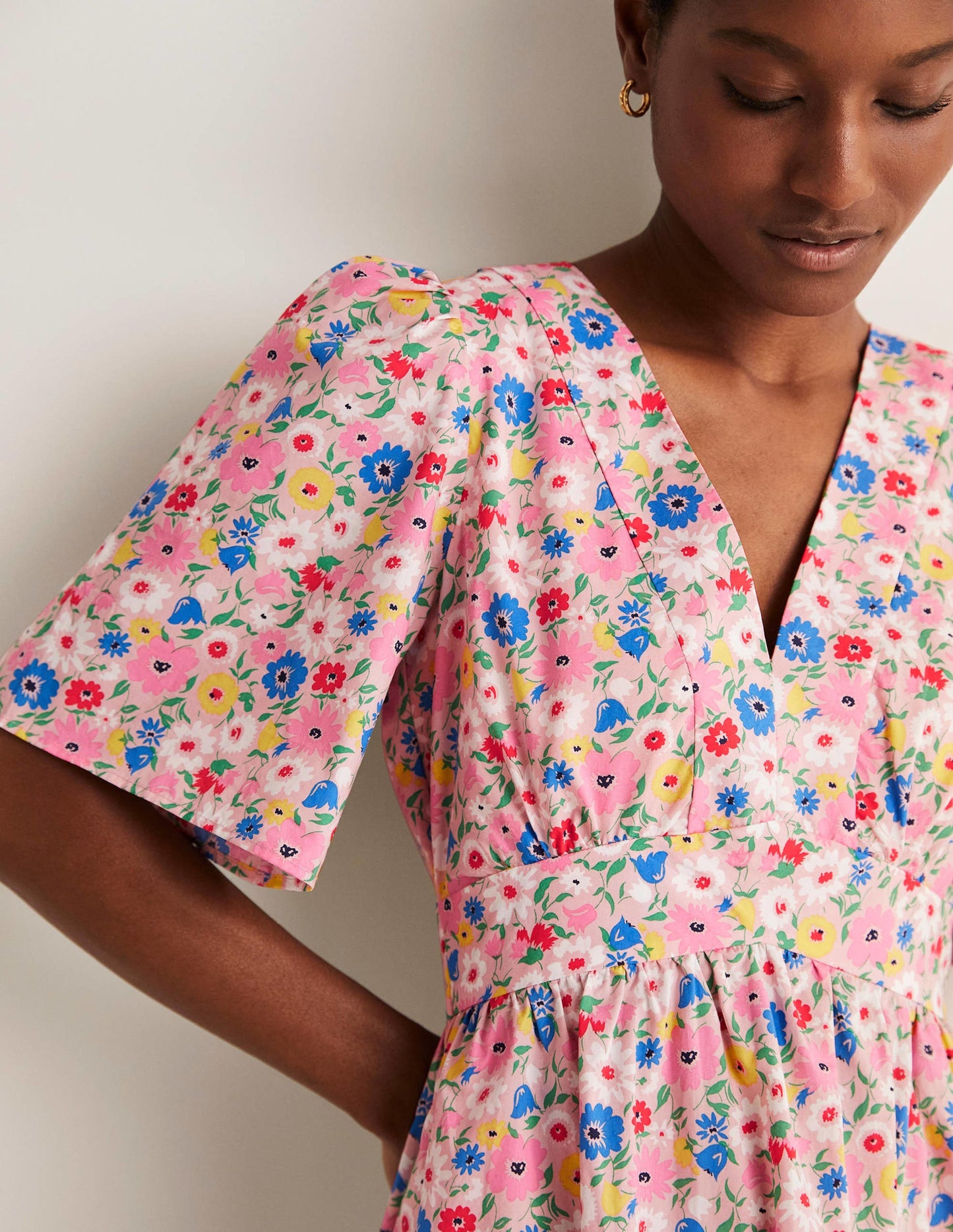 Kleid mit V-Ausschnitt und Kontrastdetail-Milchshake, Elegante Blüten