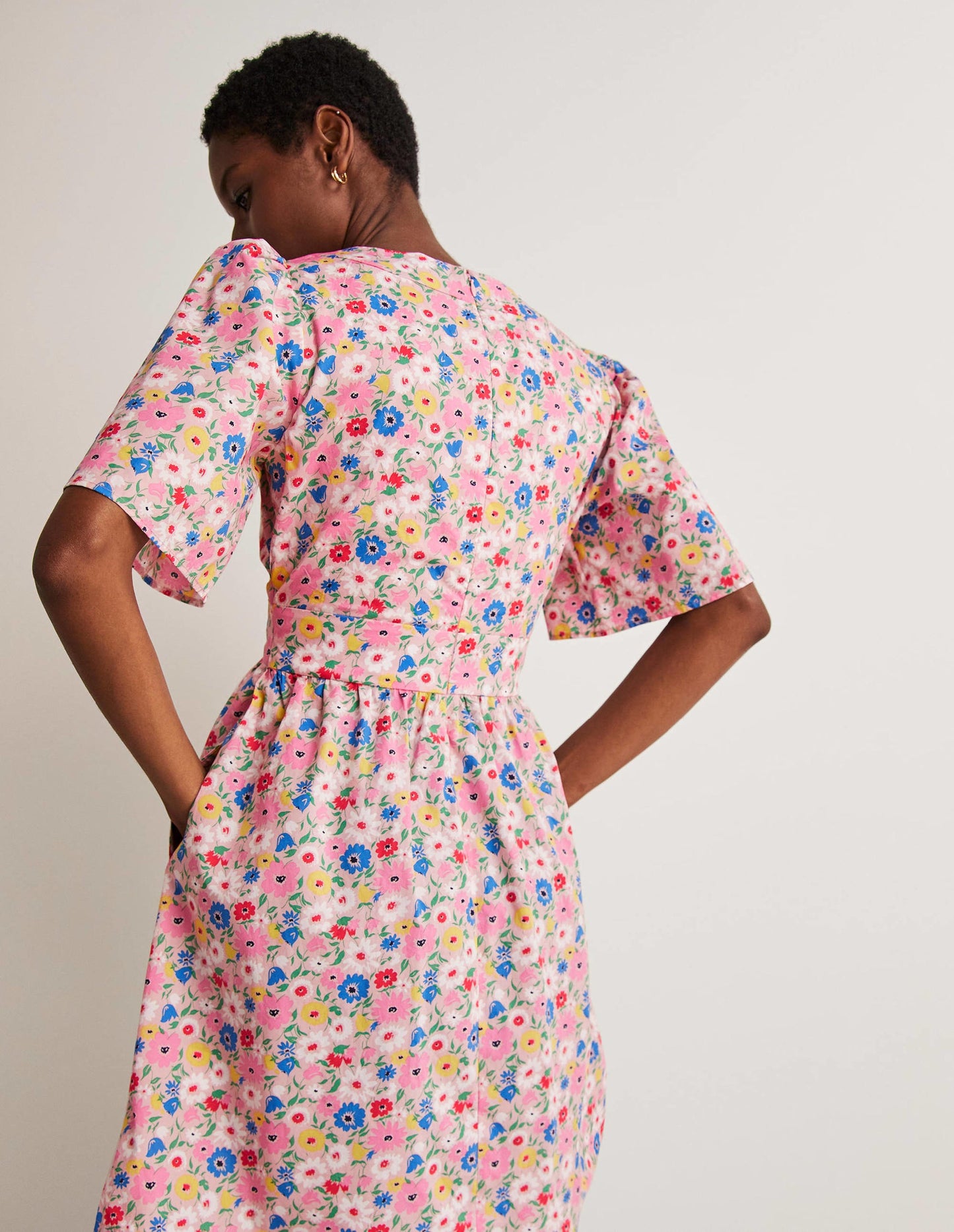 Kleid mit V-Ausschnitt und Kontrastdetail-Milchshake, Elegante Blüten
