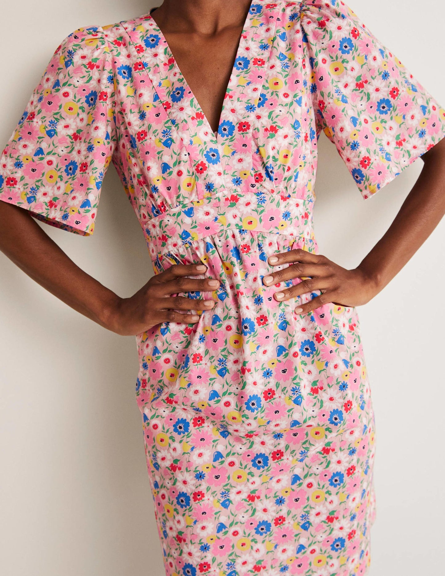 Kleid mit V-Ausschnitt und Kontrastdetail-Milchshake, Elegante Blüten