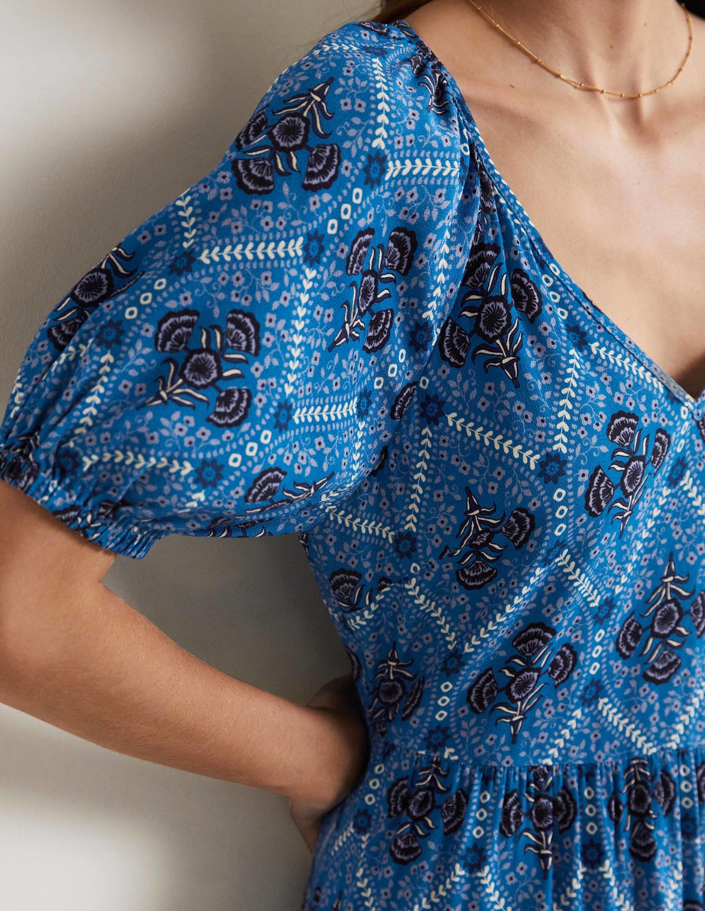 Midikleid mit V-Ausschnitt-Mosaikblau, Mohnblumen