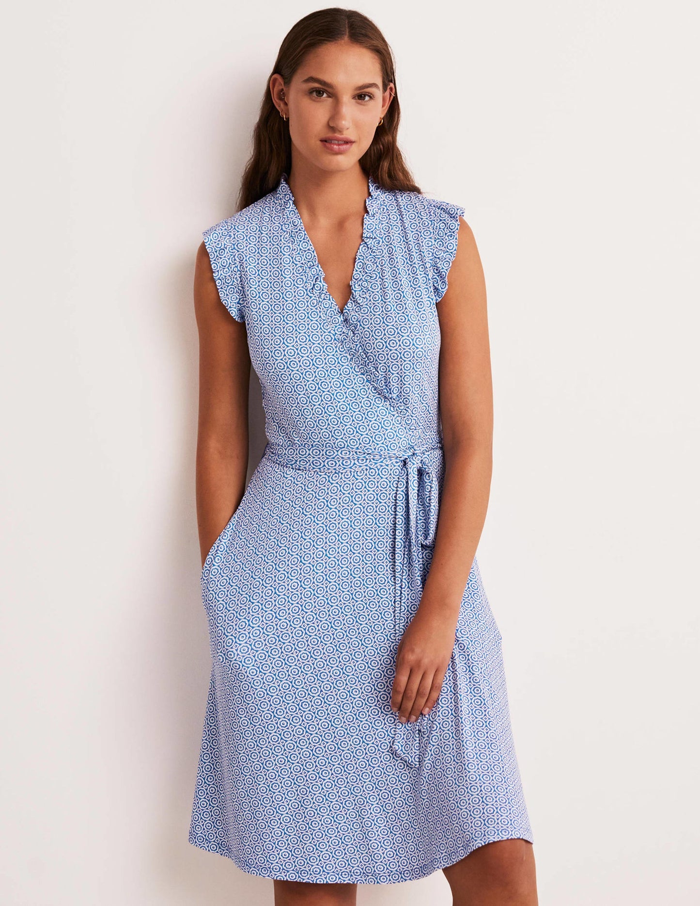 Jerseykleid mit fixierter Wickeloptik und Rüschen-Glockenblumenblau, Geometrisches Blumenmuster