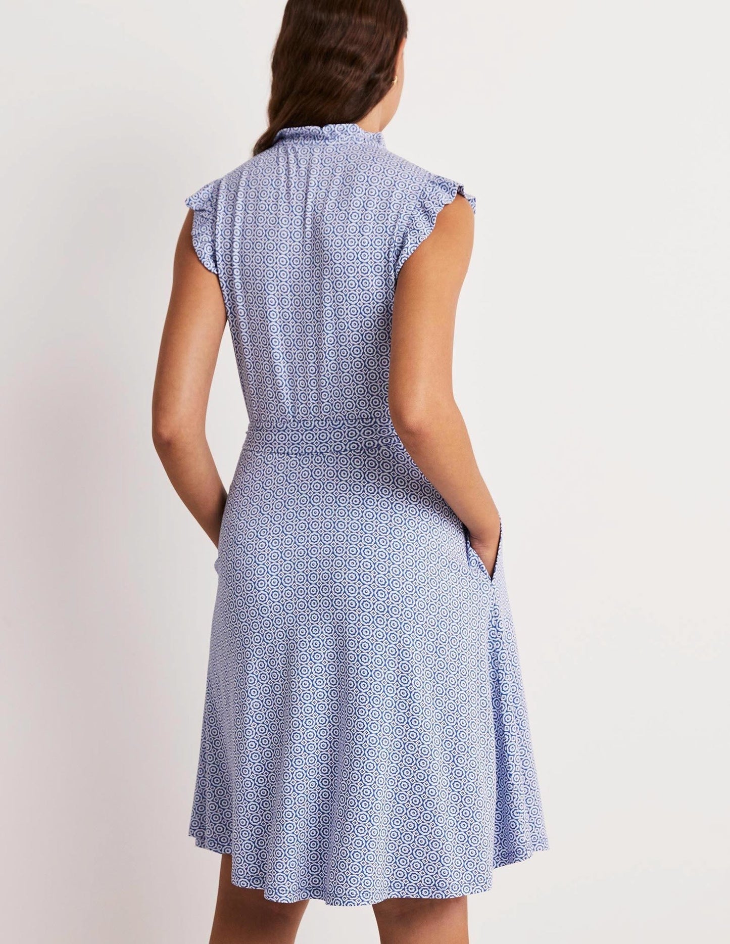 Jerseykleid mit fixierter Wickeloptik und Rüschen-Glockenblumenblau, Geometrisches Blumenmuster