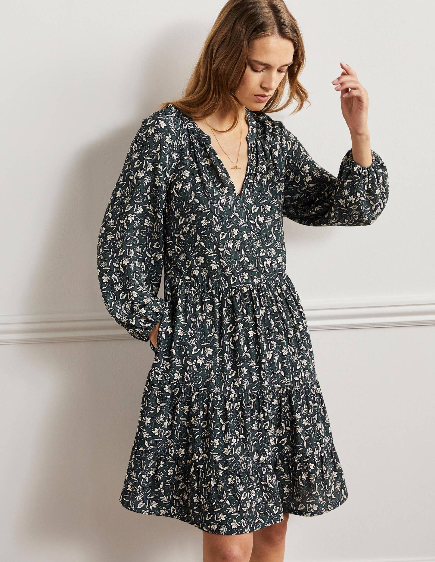 Gestuftes Kleid mit gekerbtem Ausschnitt-Olivgrün, Wildblumen