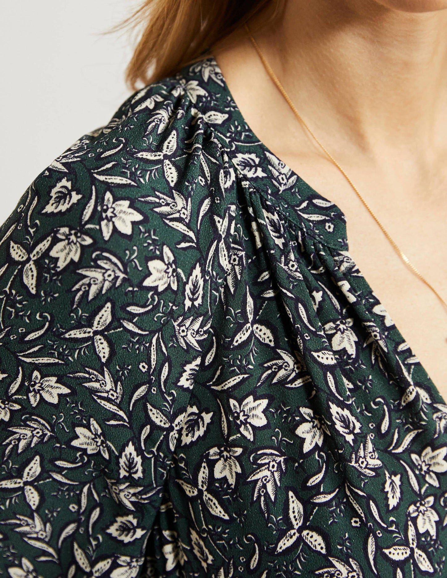 Gestuftes Kleid mit gekerbtem Ausschnitt-Olivgrün, Wildblumen