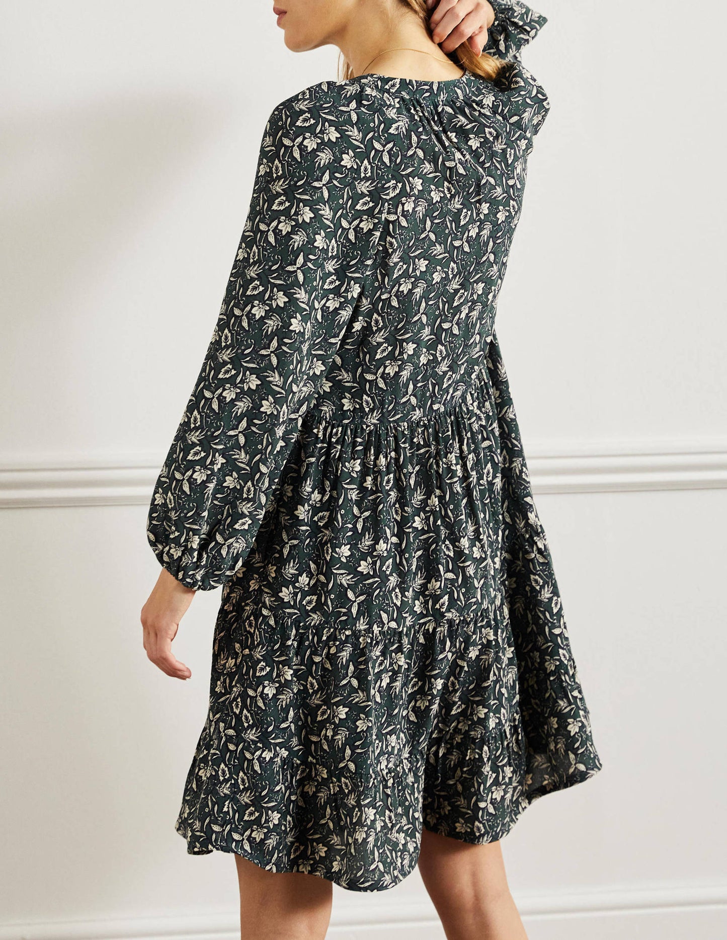 Gestuftes Kleid mit gekerbtem Ausschnitt-Olivgrün, Wildblumen