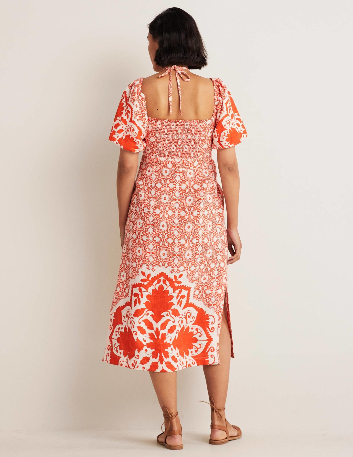 Neckholder-Säulenkleid mit Cut-outs-Feuerwerkskörperrot, Bloomsbury-Muster